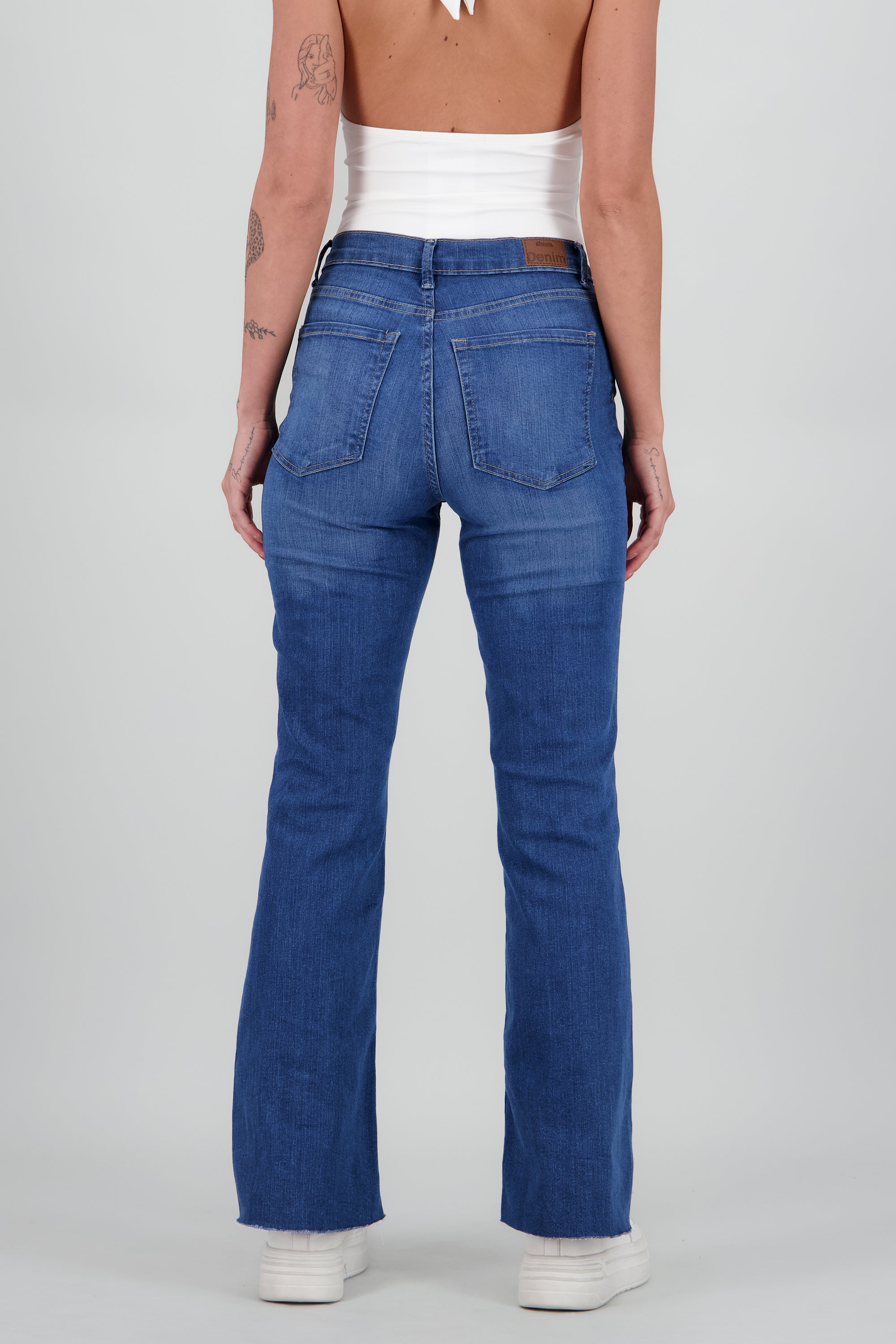 Jeans basicos flare dobladillo MEDIUM WASH