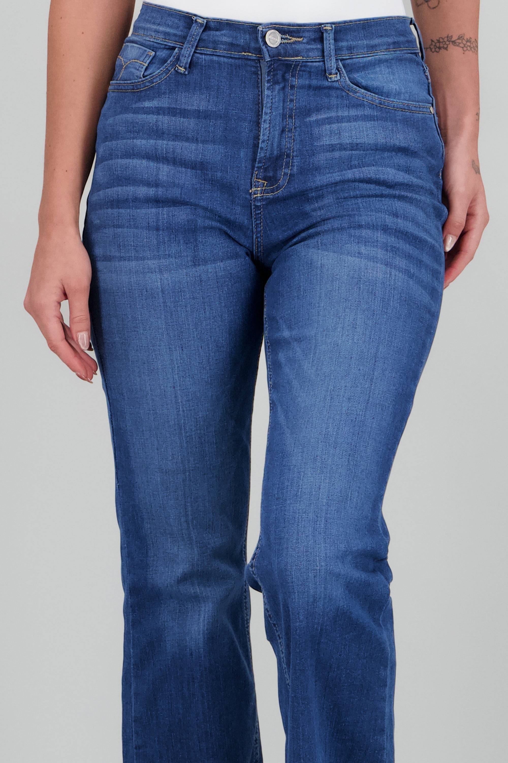 Jeans basicos flare dobladillo MEDIUM WASH