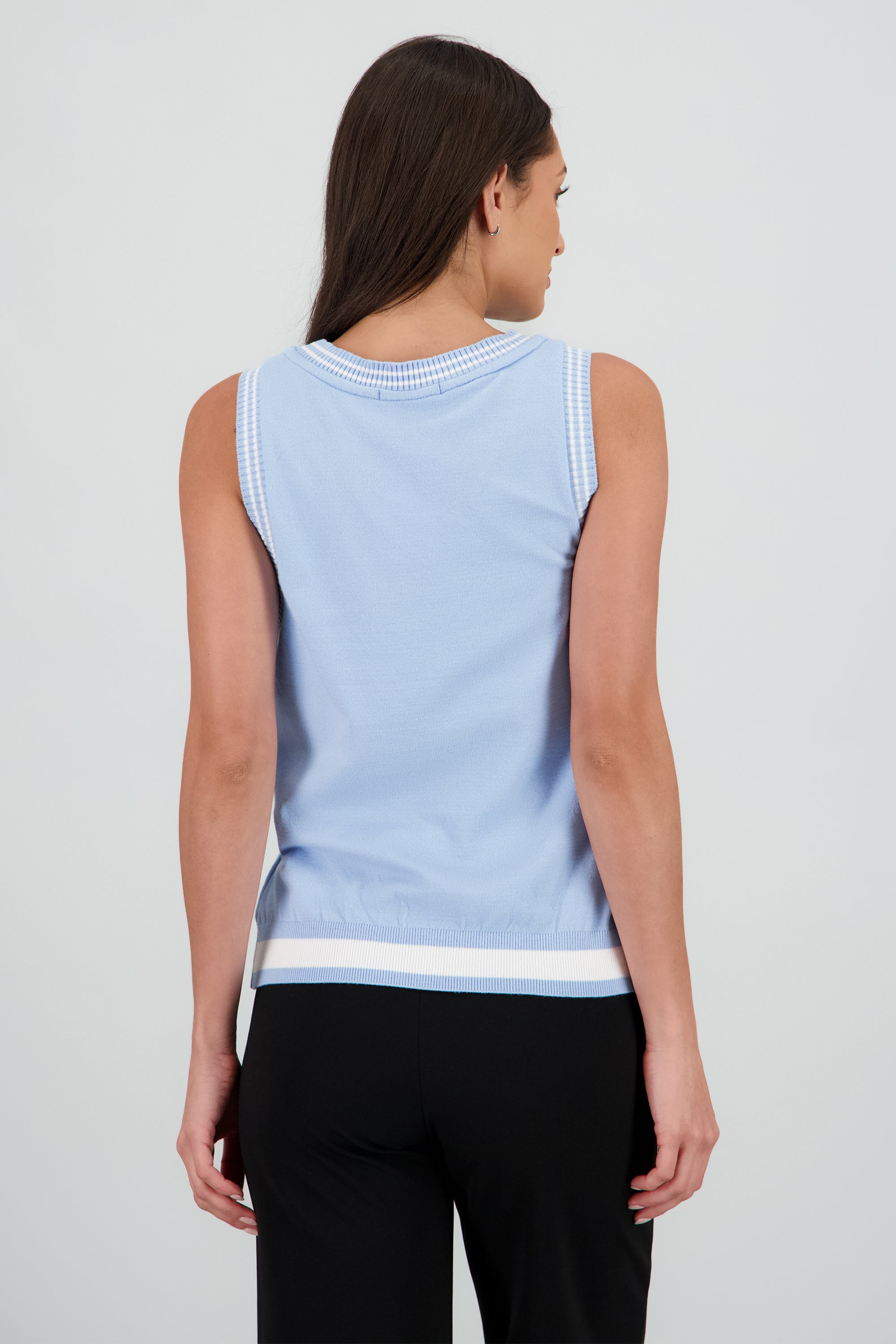 Chaleco ligero detalle numero AZUL PASTEL