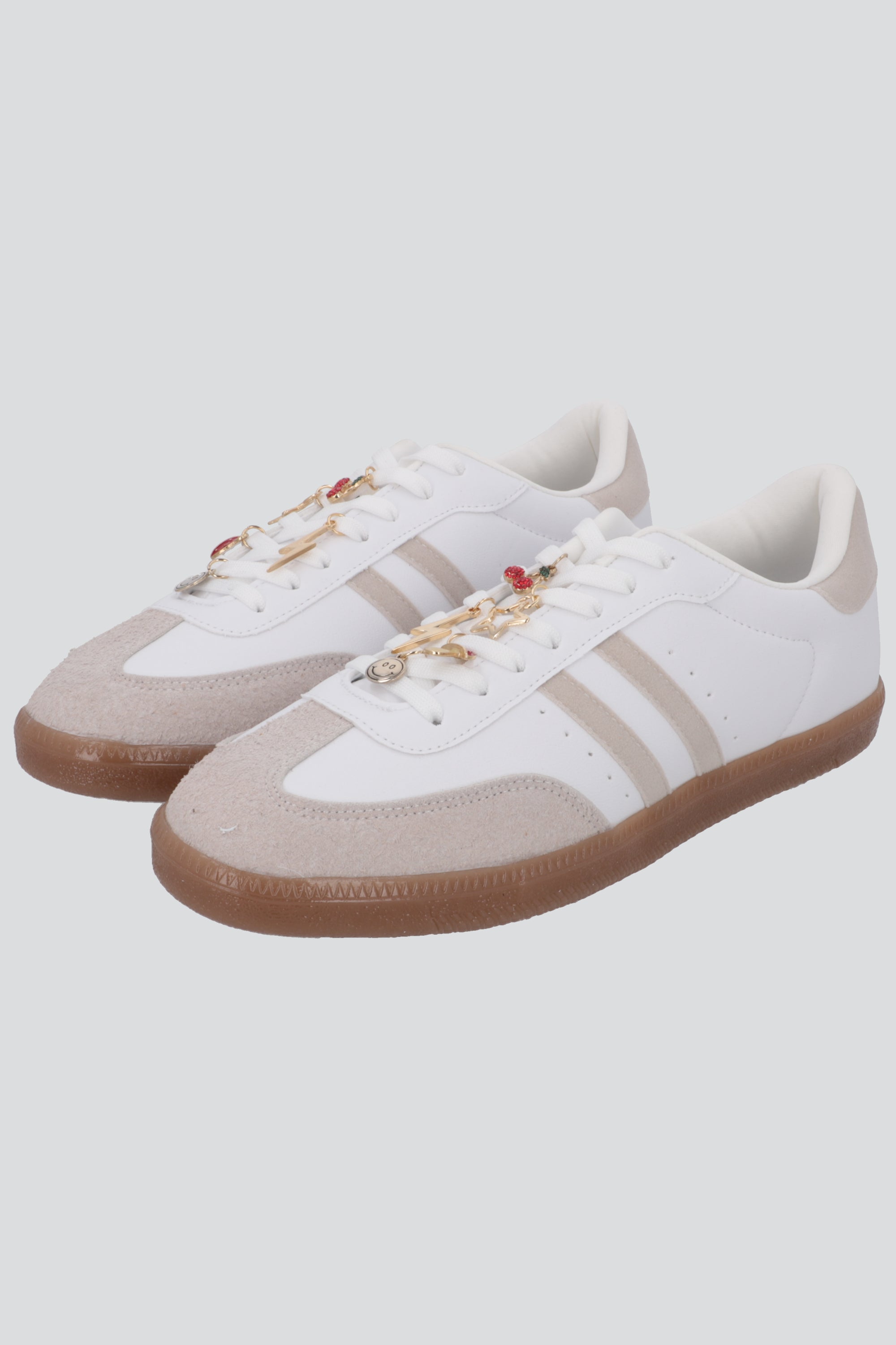 Tenis dos lineas punta durazno con charms TAUPE