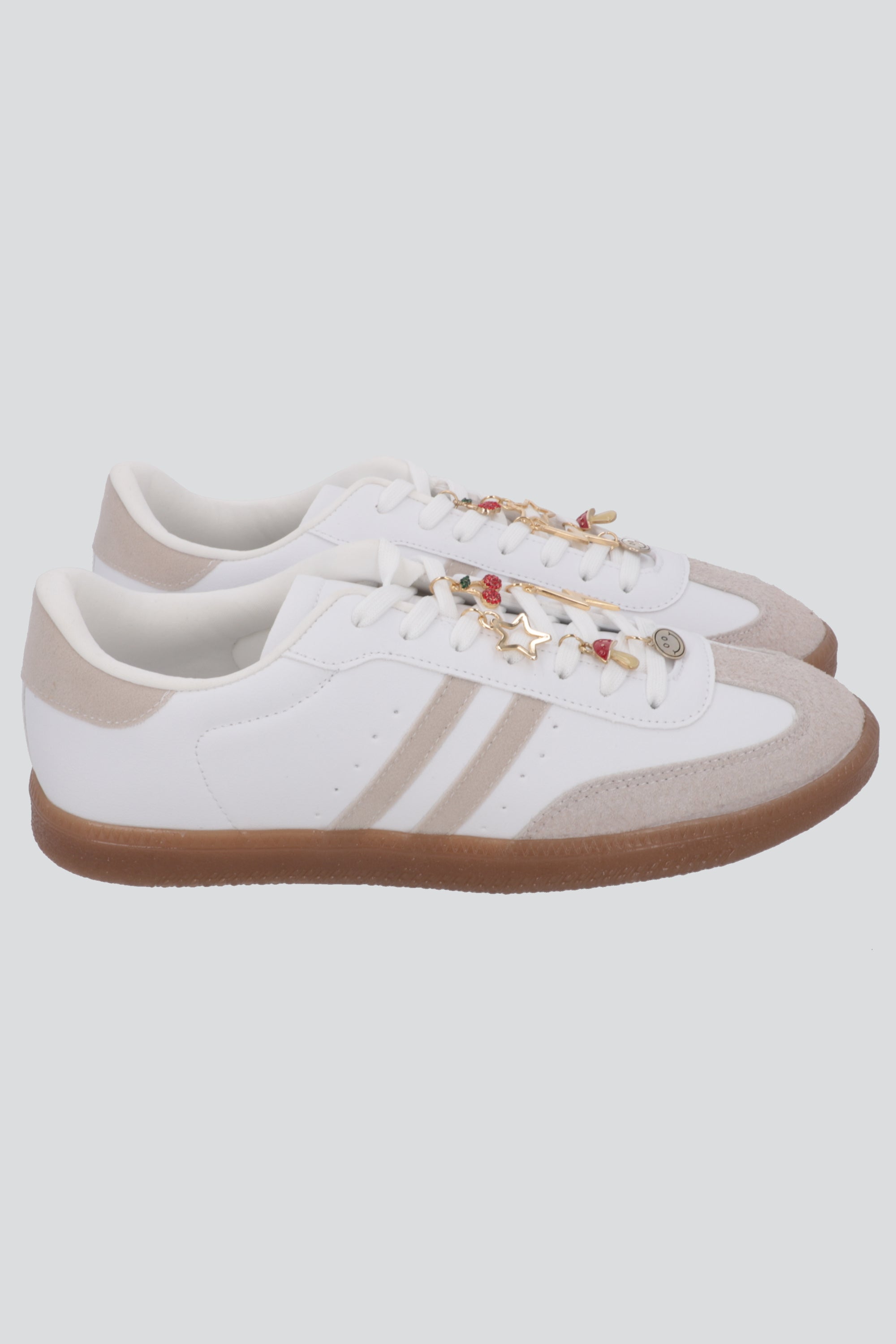 Tenis dos lineas punta durazno con charms TAUPE