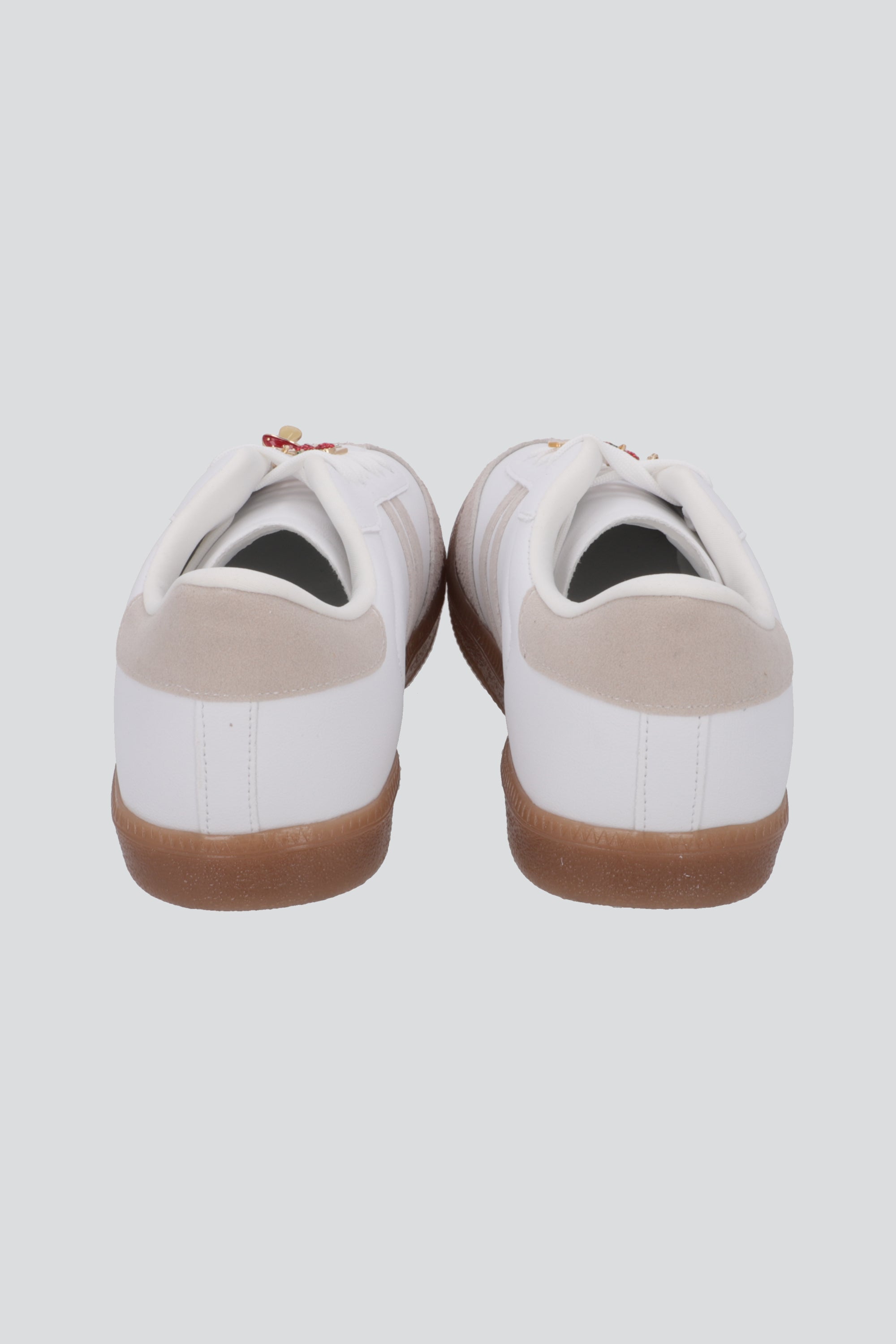 Tenis dos lineas punta durazno con charms TAUPE