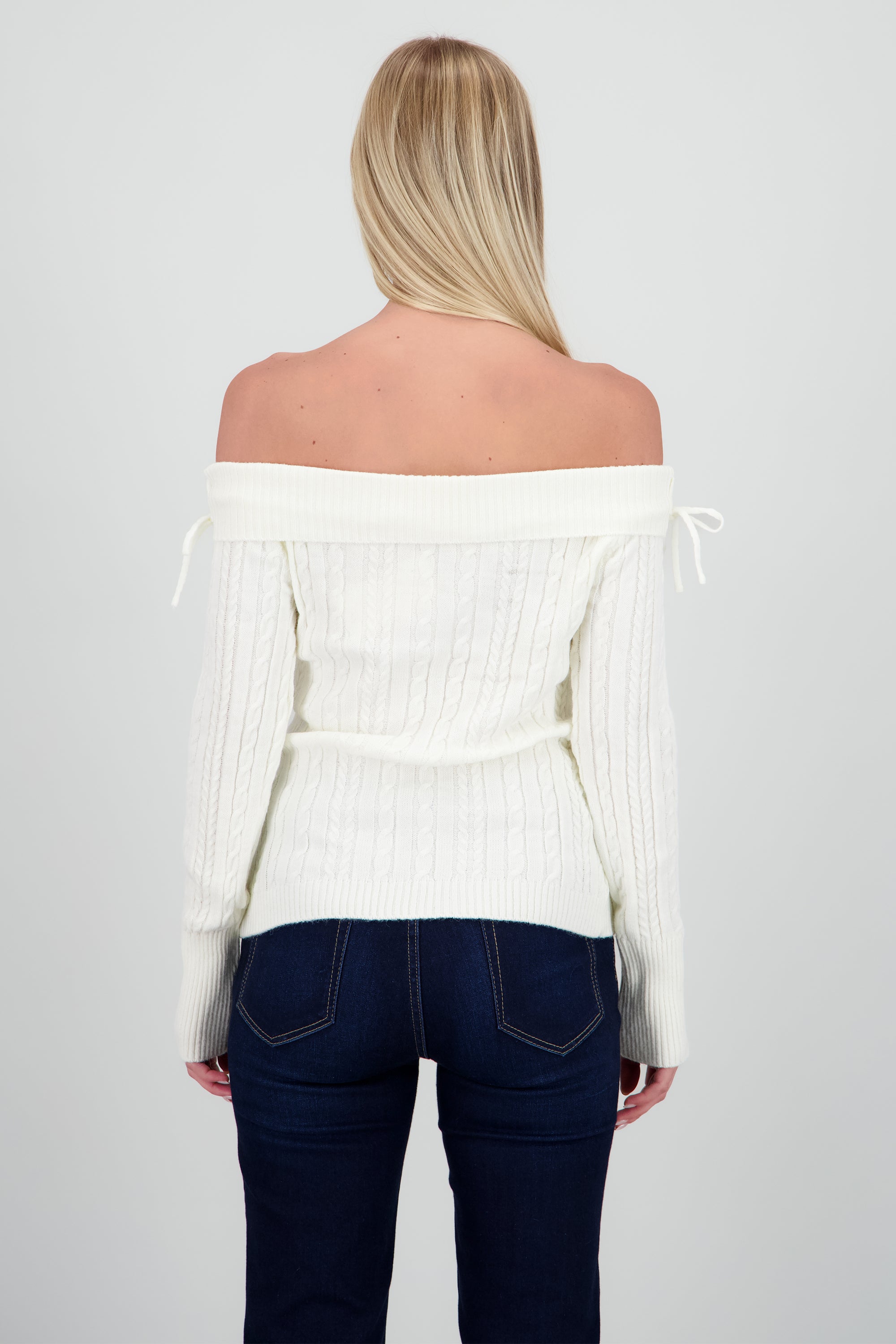 Suetere sin hombros trenzado con amarre moños CREMA