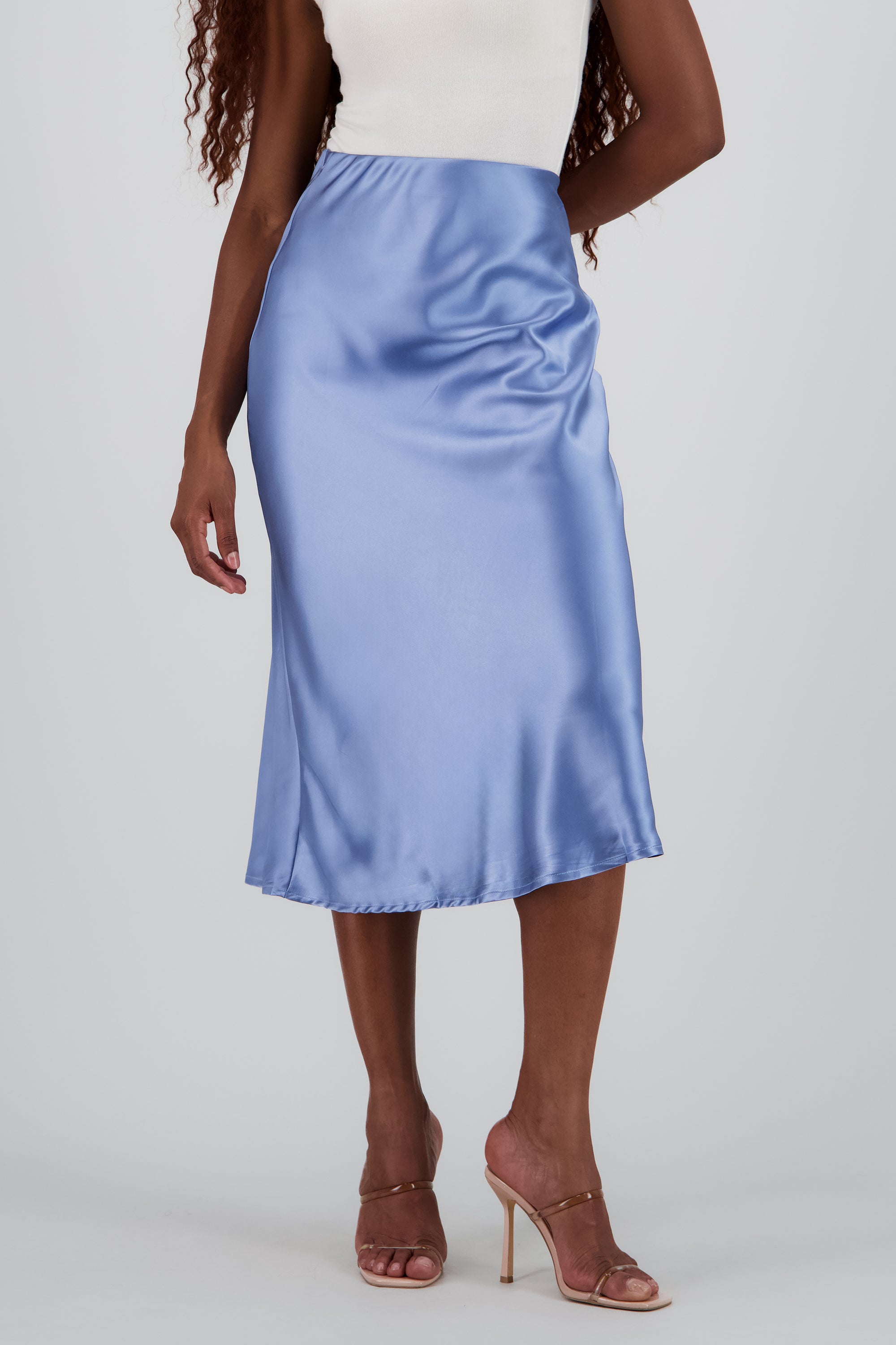 Falda satinada midi lisa AZUL PASTEL