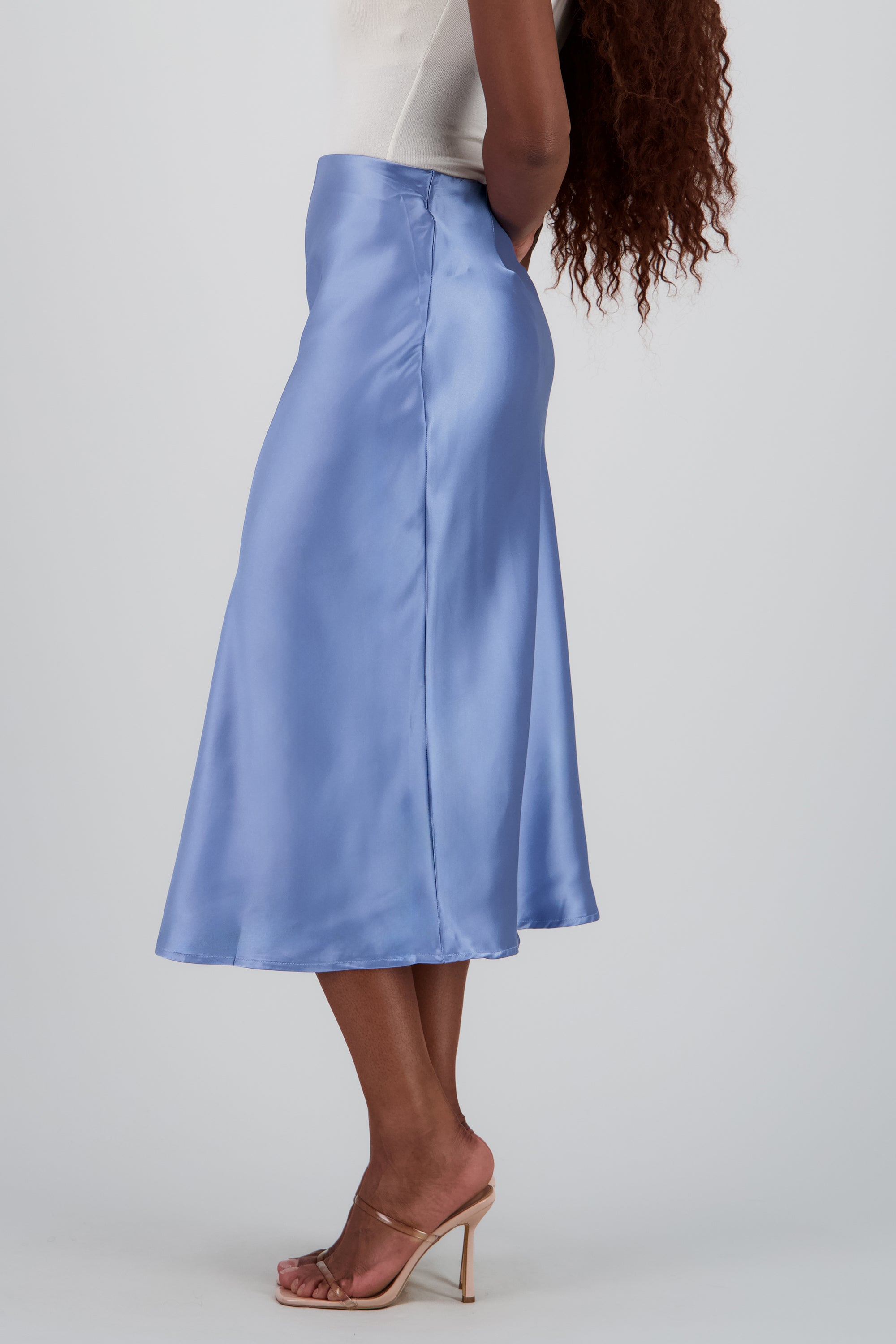 Falda satinada midi lisa AZUL PASTEL