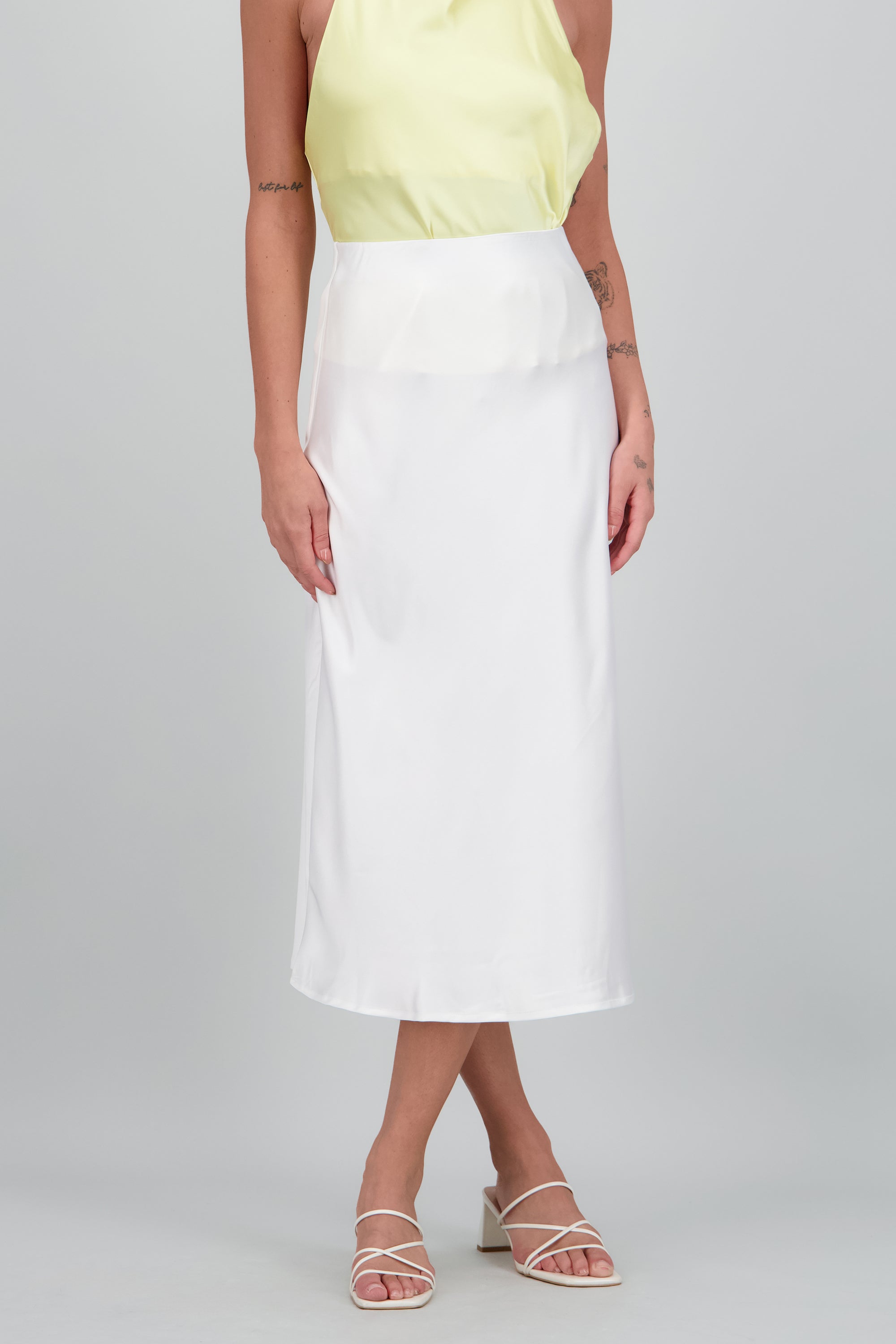 Falda satinada midi lisa BLANCO