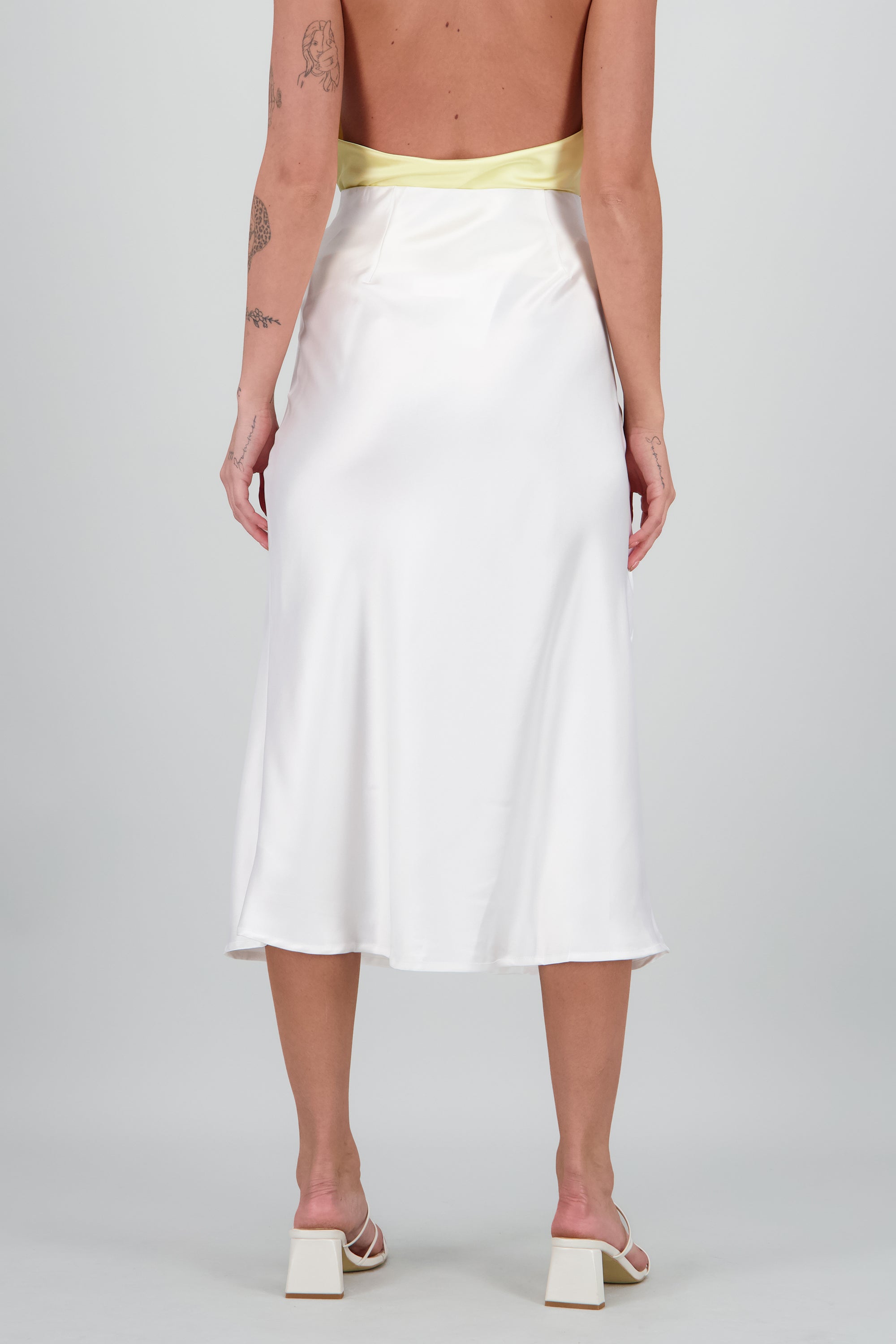 Falda satinada midi lisa BLANCO