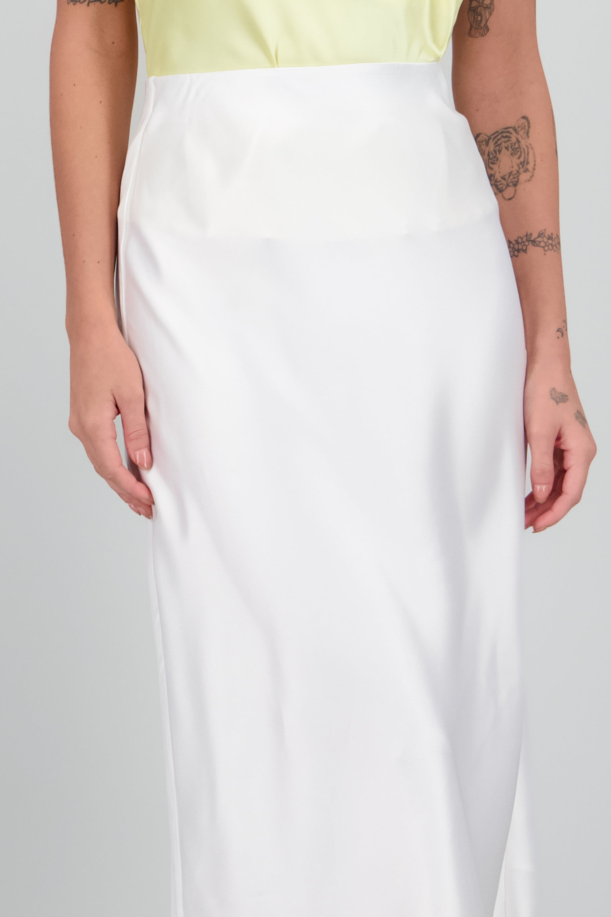 Falda satinada midi lisa BLANCO