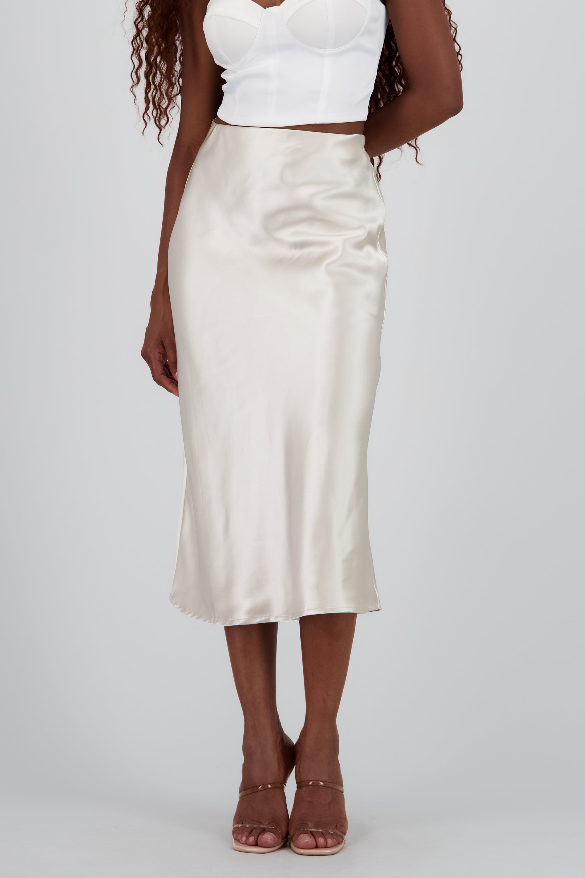 Falda satinada midi lisa CREMA