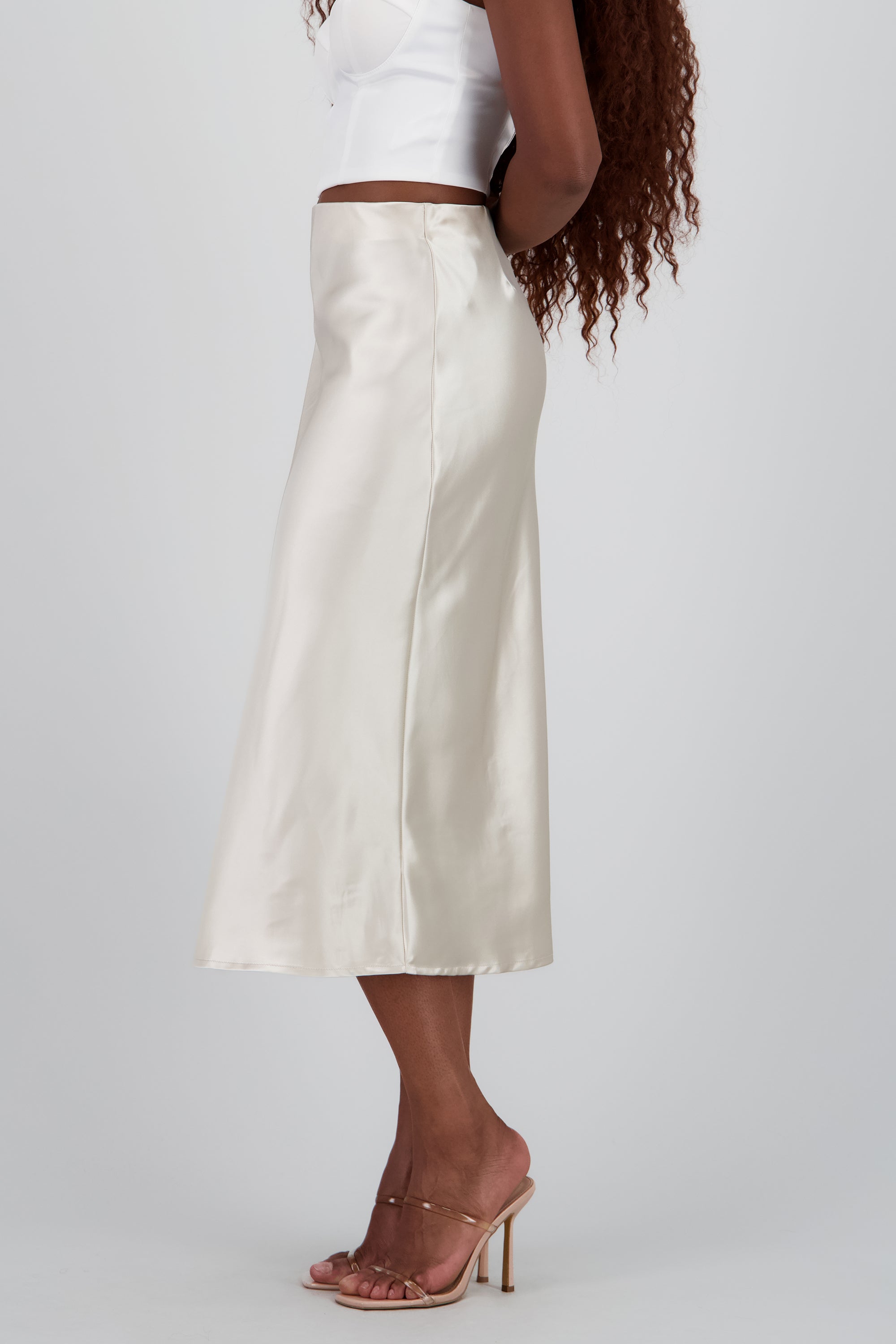 Falda satinada midi lisa CREMA