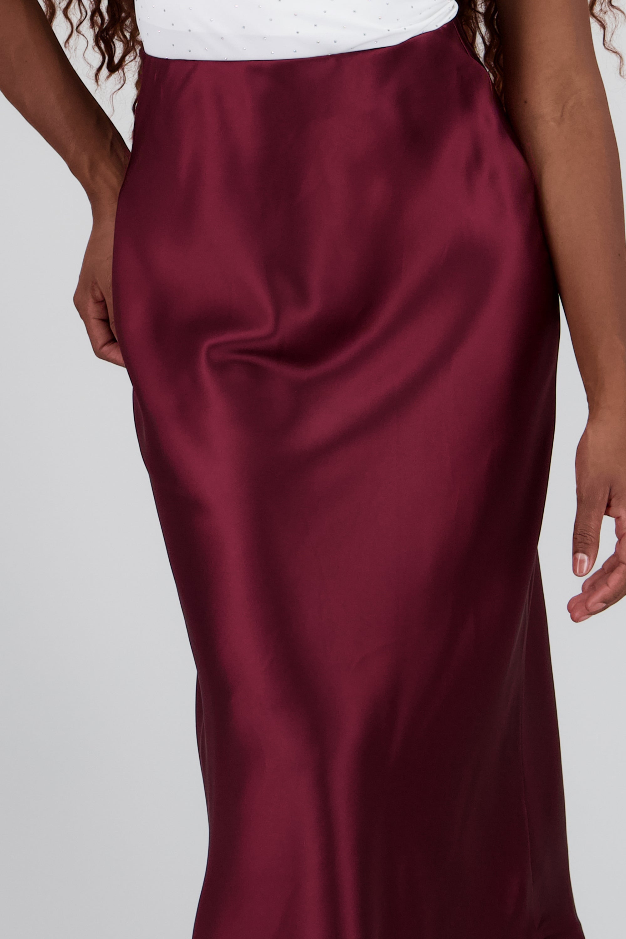 Falda satinada midi lisa CIRUELA