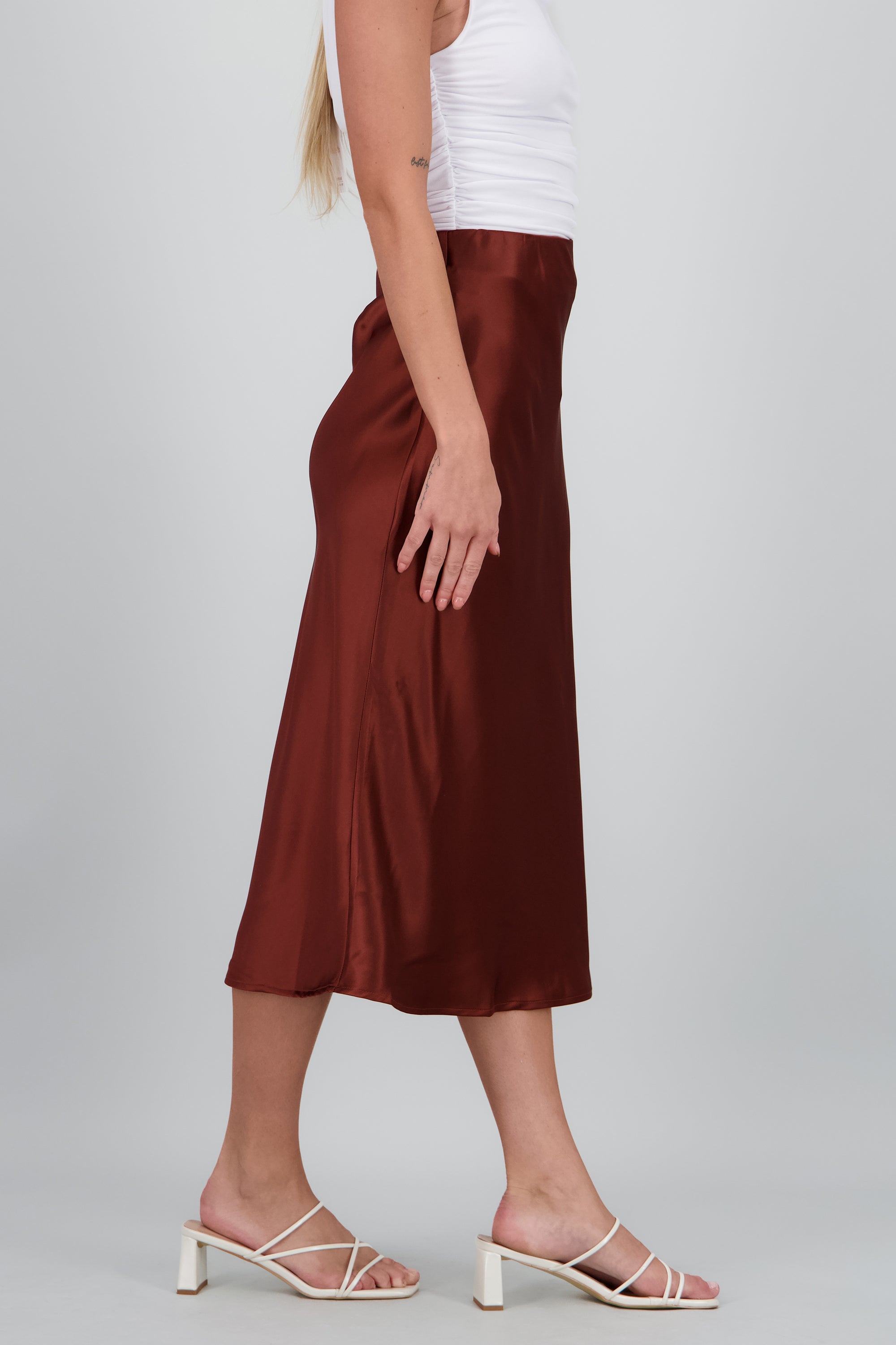 Falda satinada midi lisa CHOCOLATE