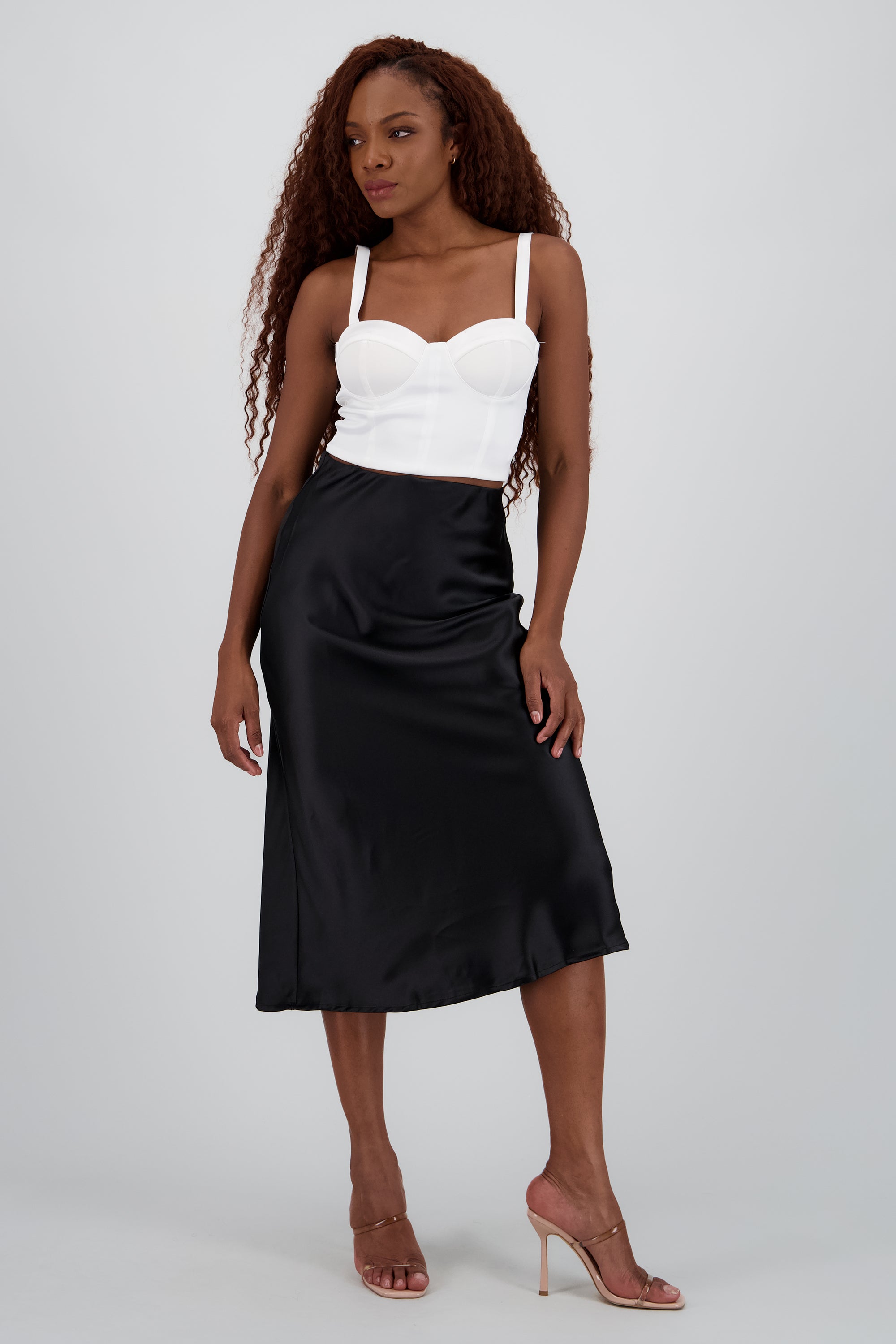 Falda satinada midi lisa NEGRO