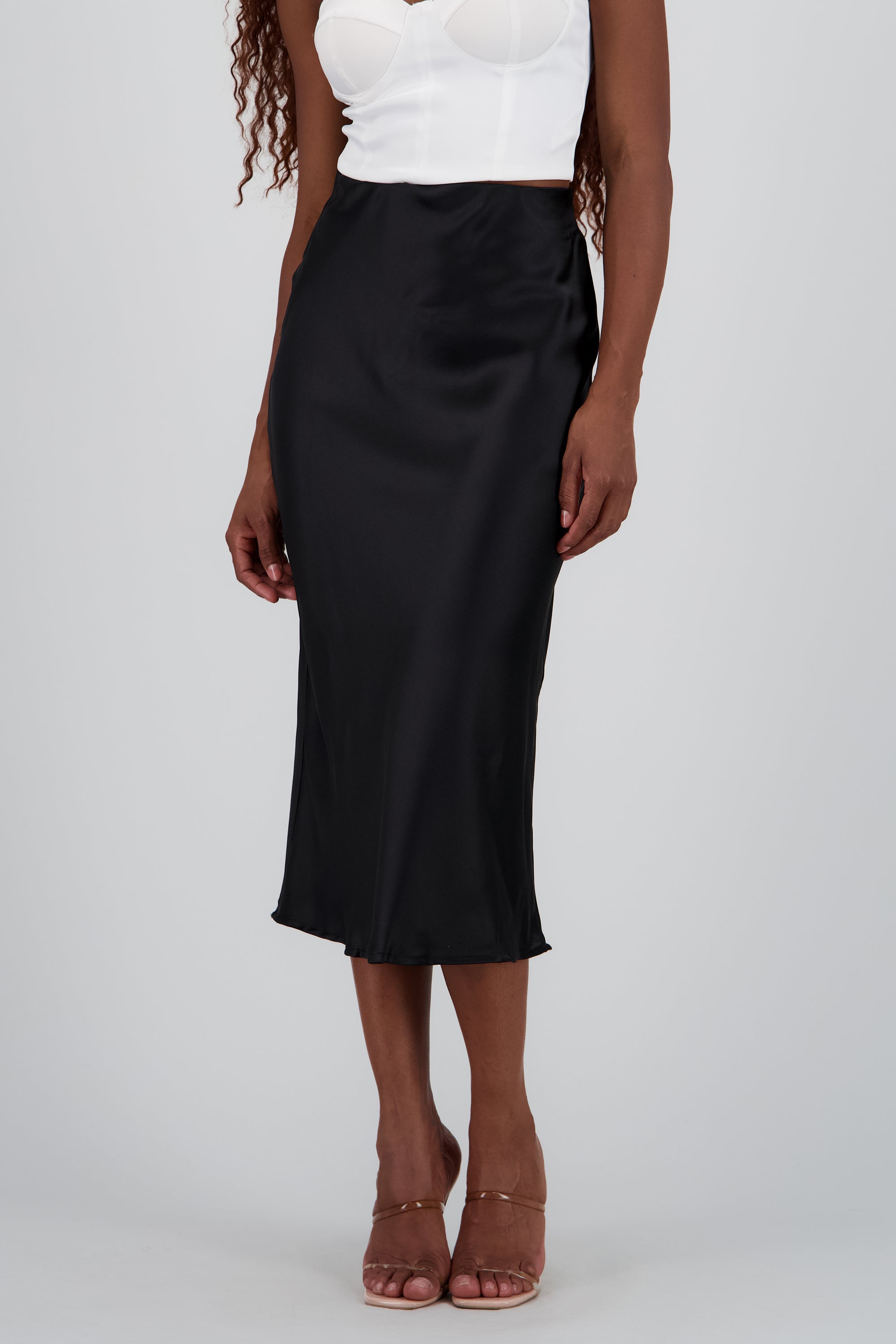 Falda satinada midi lisa NEGRO