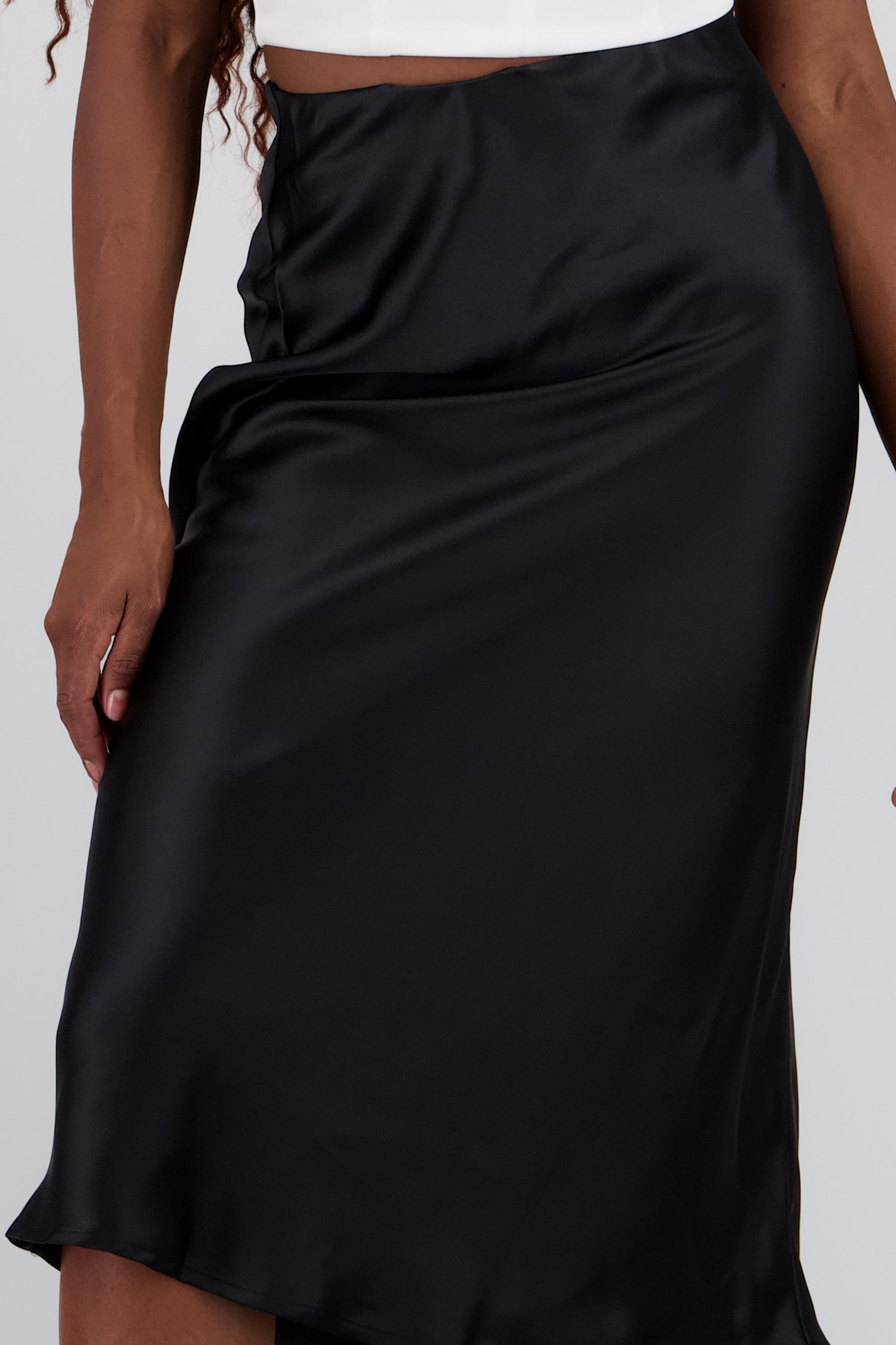 Falda satinada midi lisa NEGRO