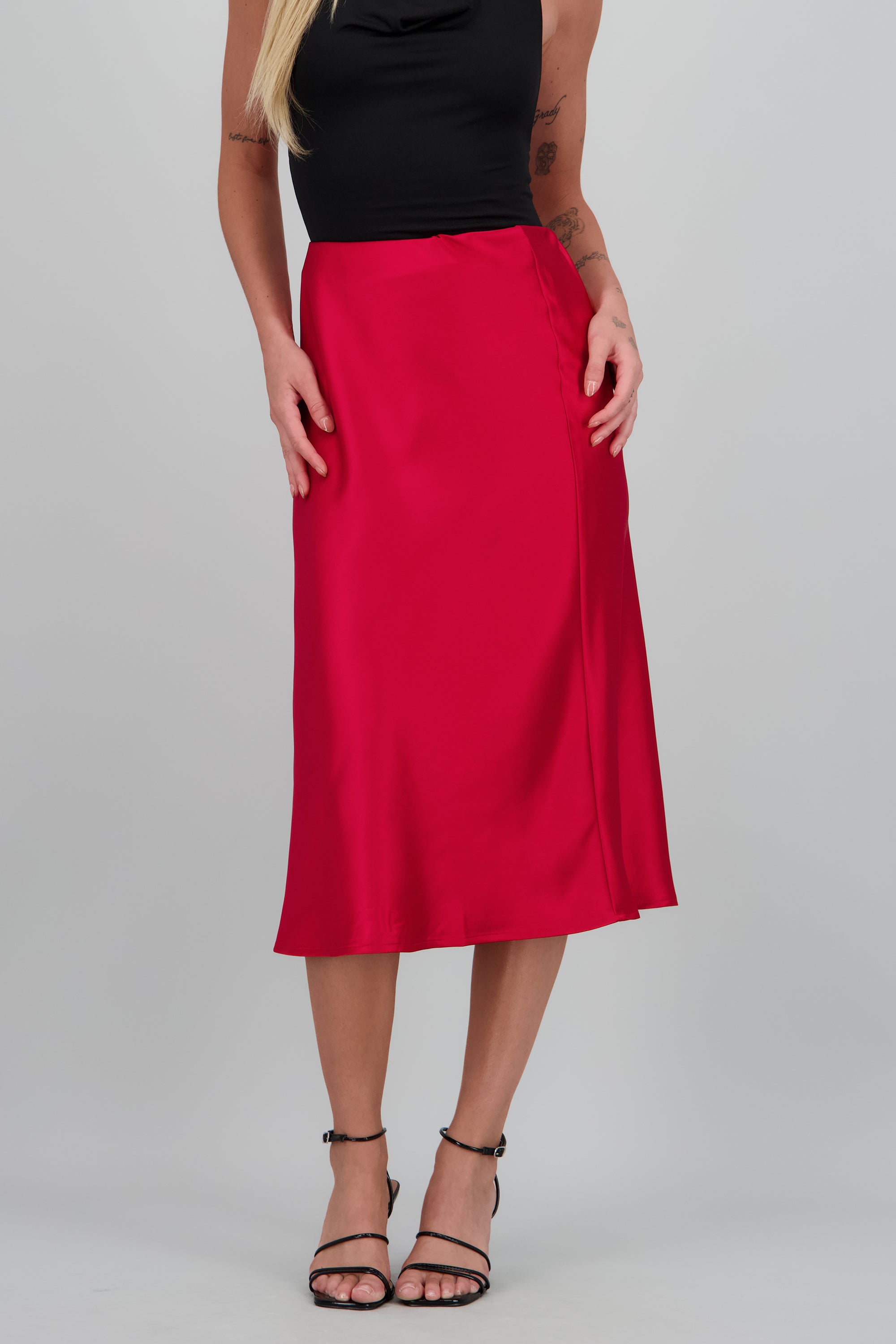 Falda satinada midi lisa ROJO