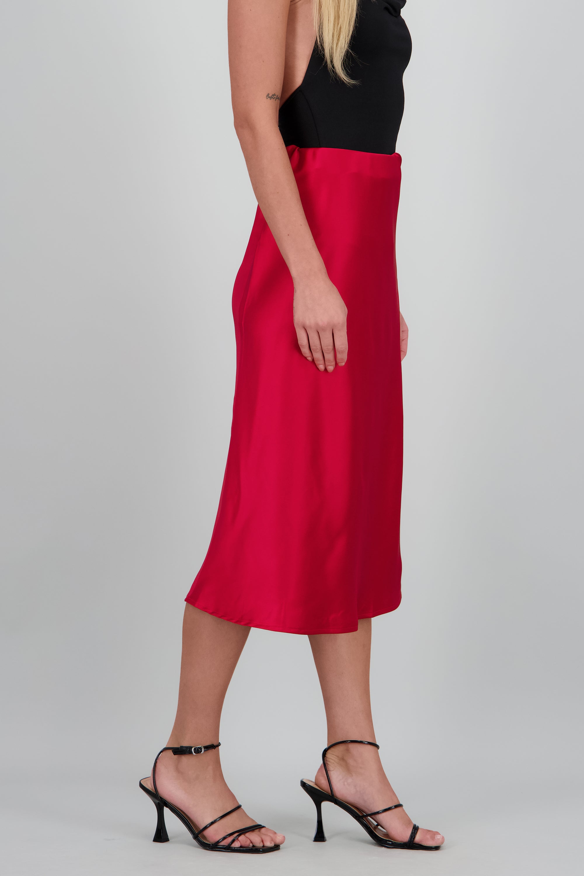 Falda satinada midi lisa ROJO