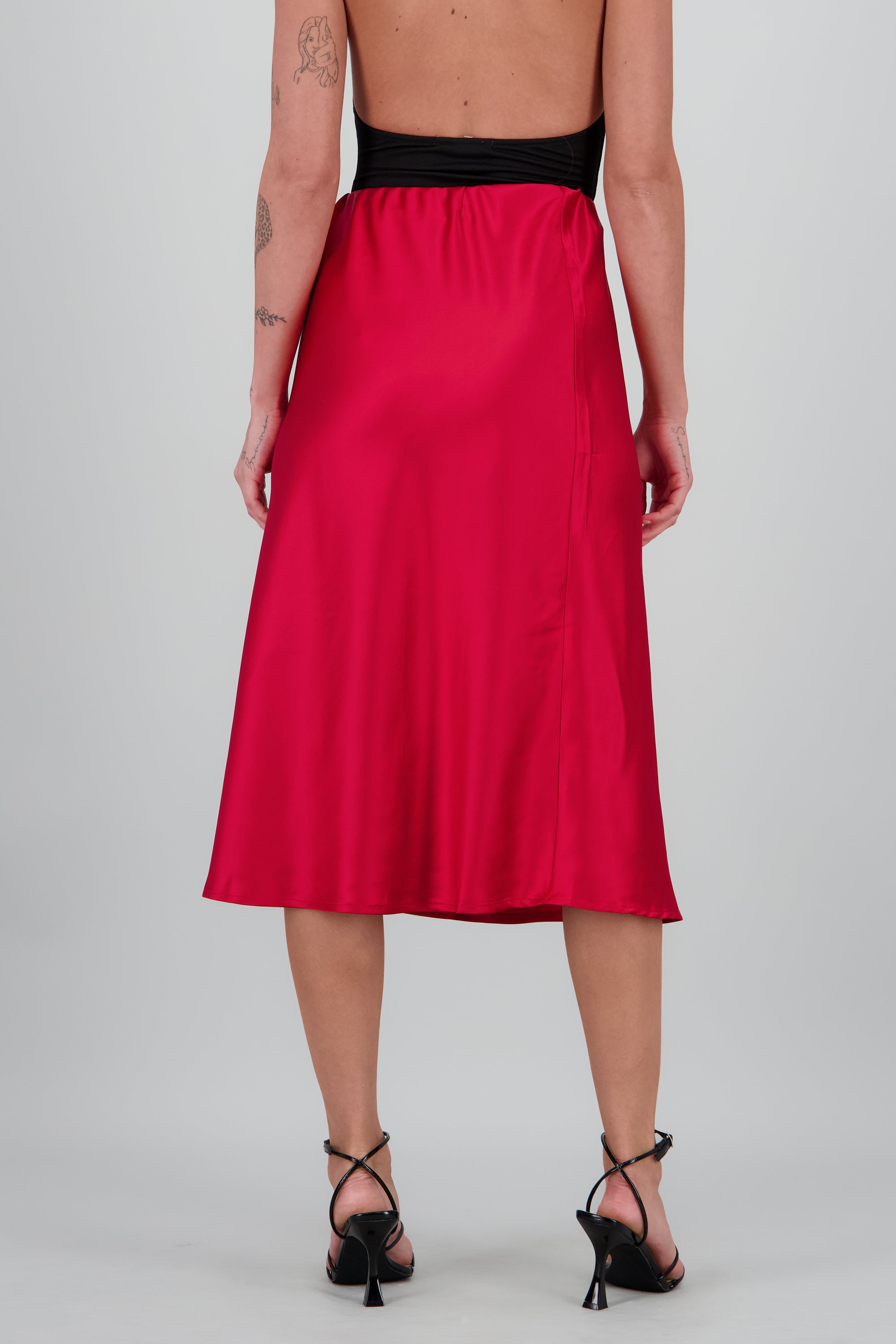 Falda satinada midi lisa ROJO