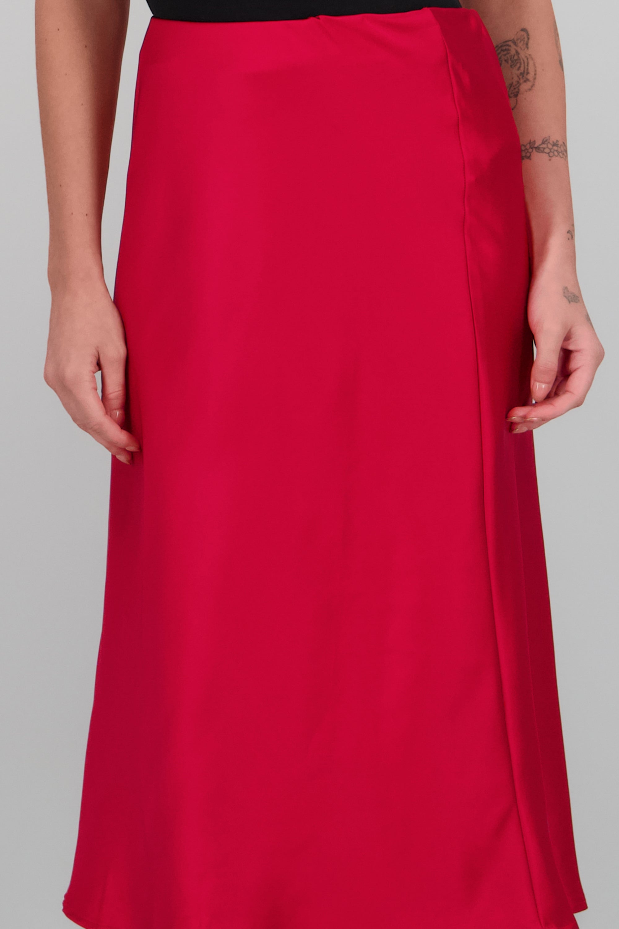 Falda satinada midi lisa ROJO