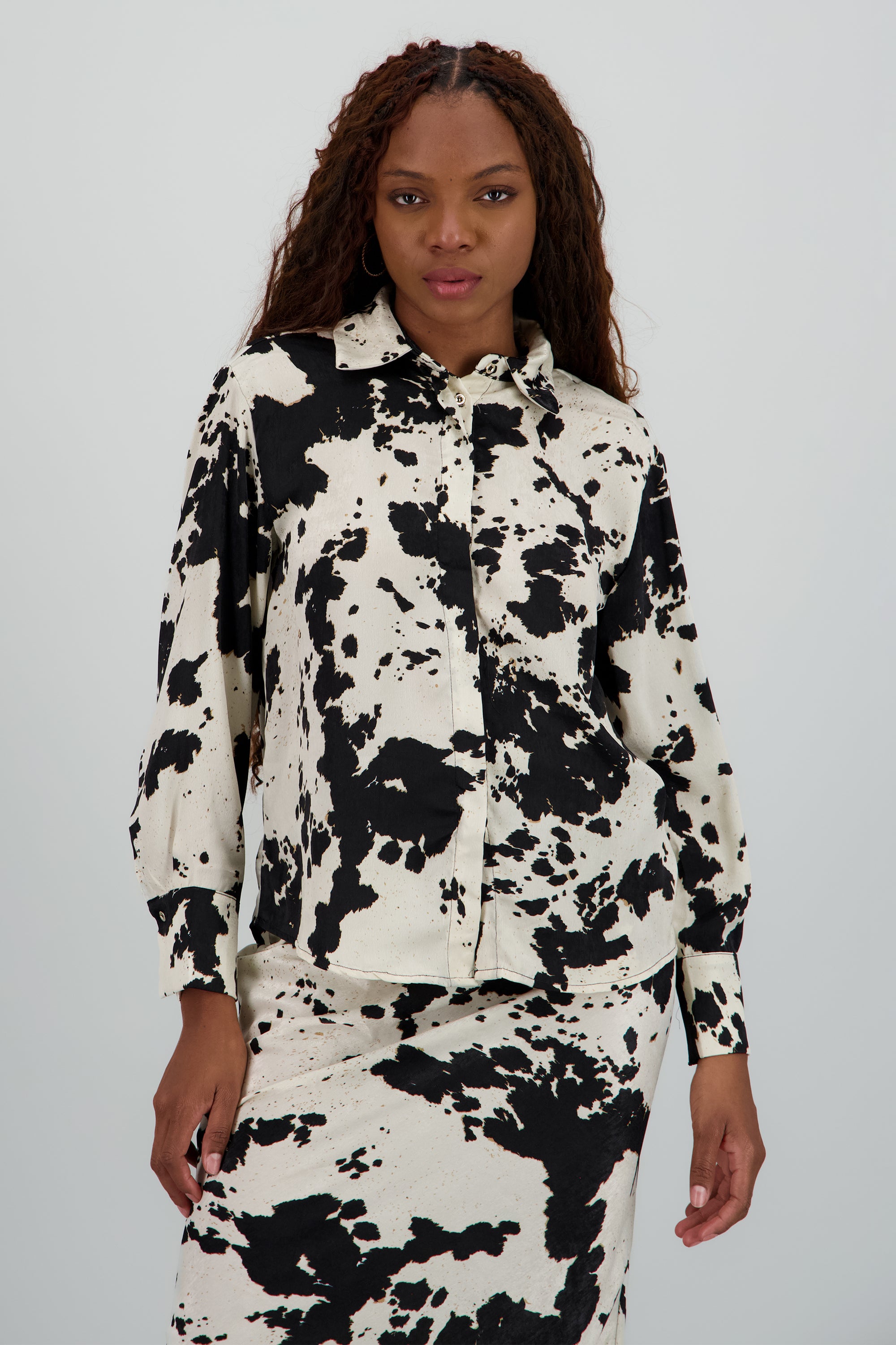 Camisa satinada estampado vaca NEGRO COMBO