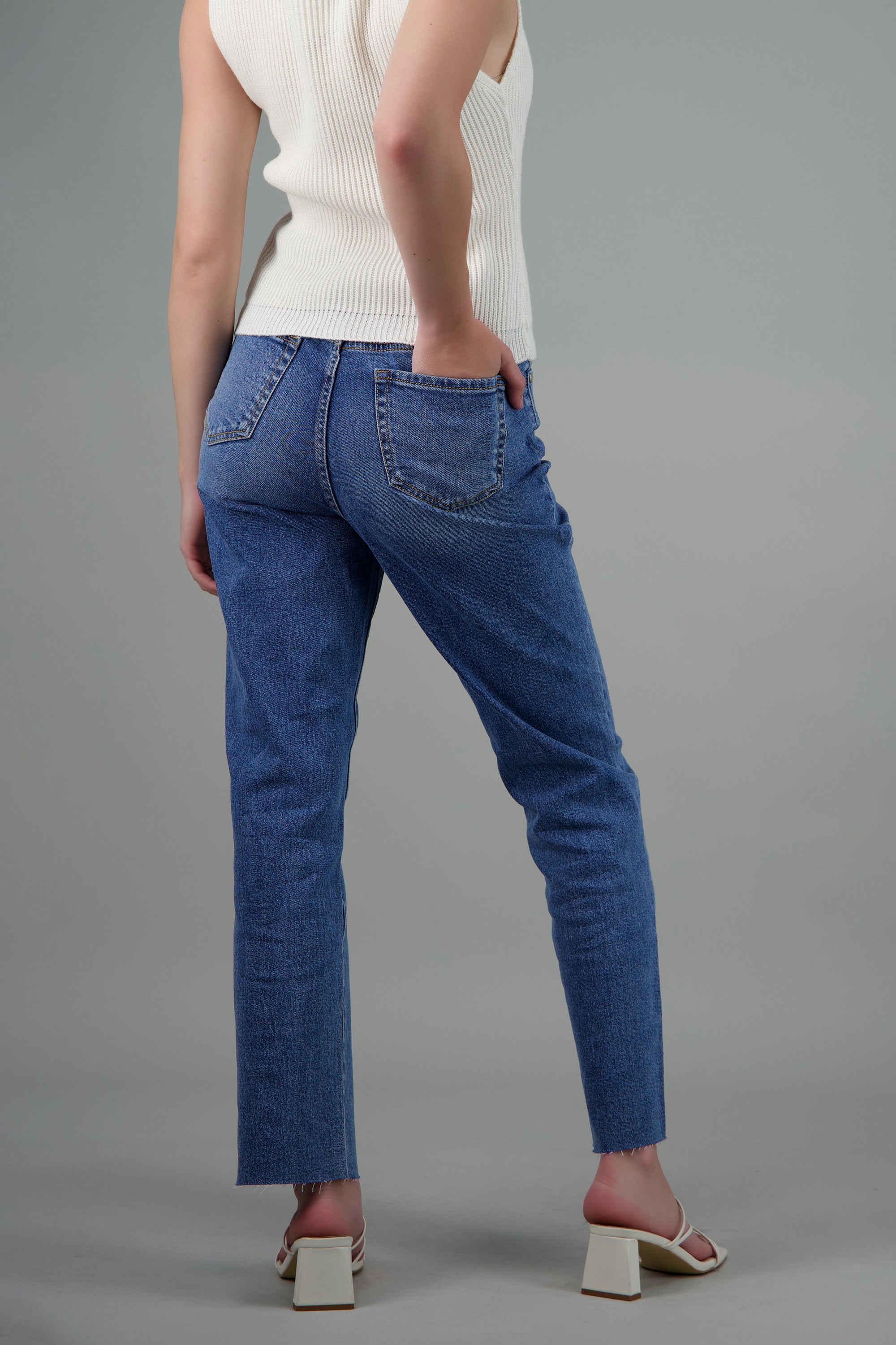 JEANS STRAIGHT AL CORTE MEDIUM WASH