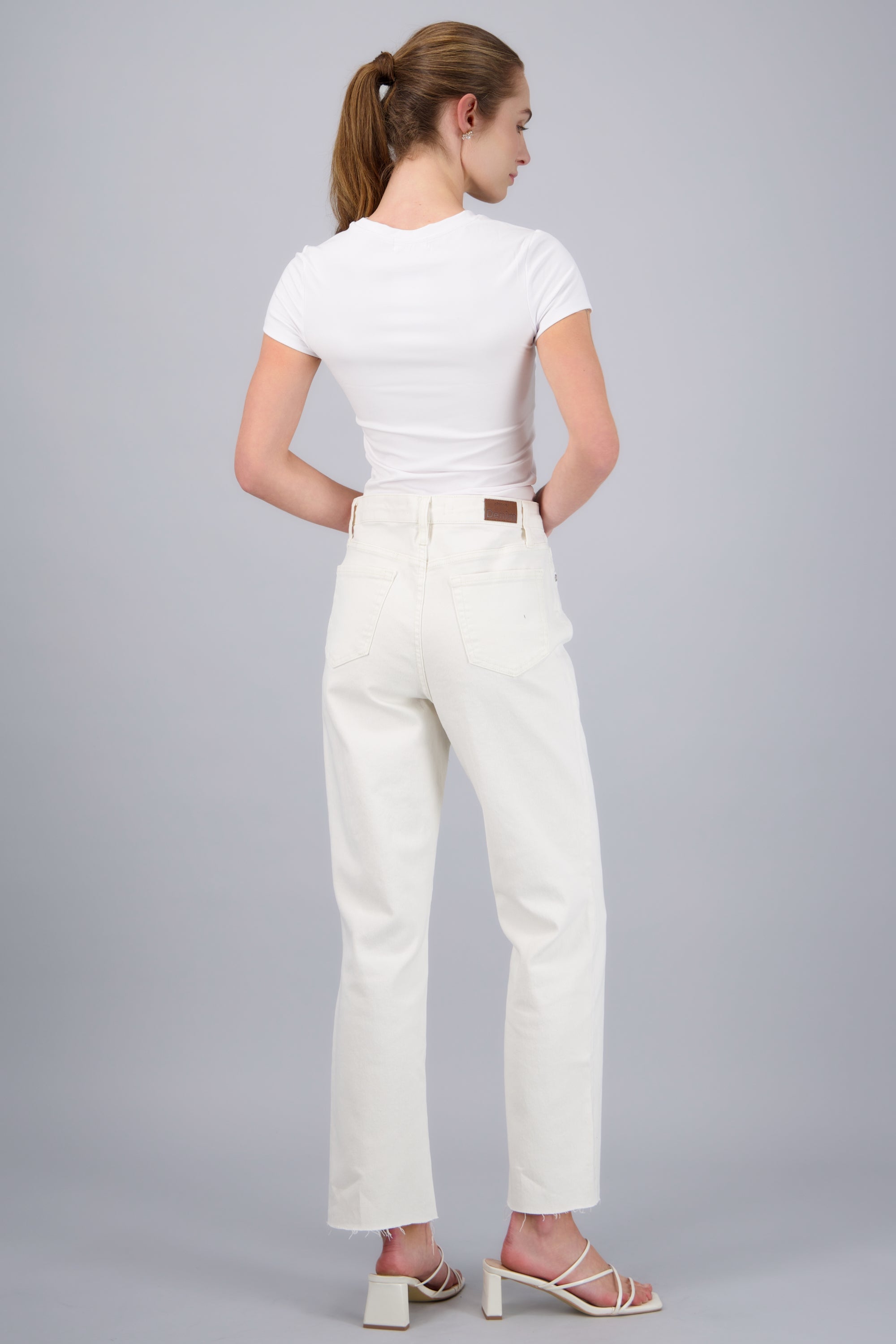 JEANS STRAIGHT AL CORTE HUESO