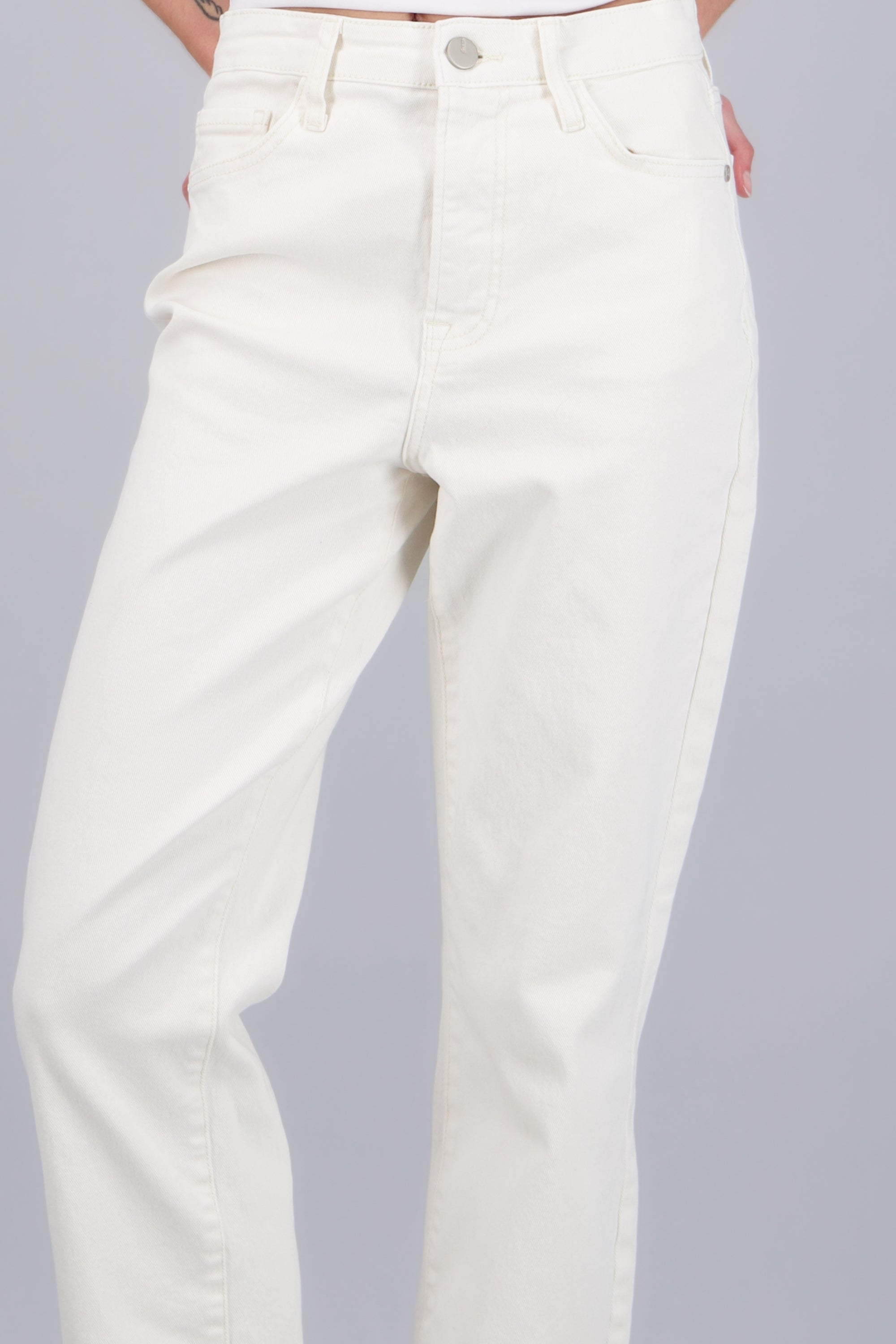 JEANS STRAIGHT AL CORTE HUESO