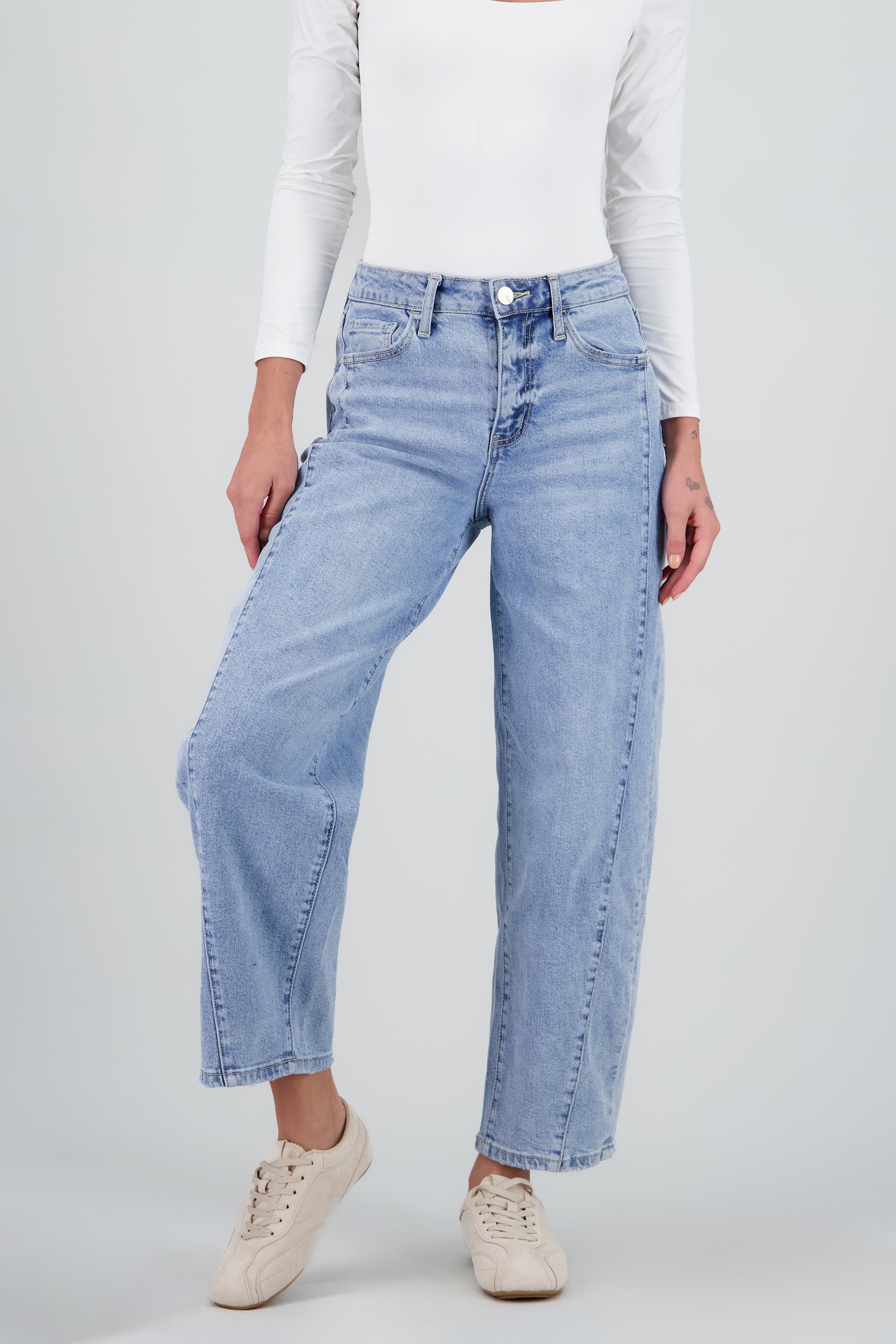 Jeans barrel con cortes LIGHT WASH