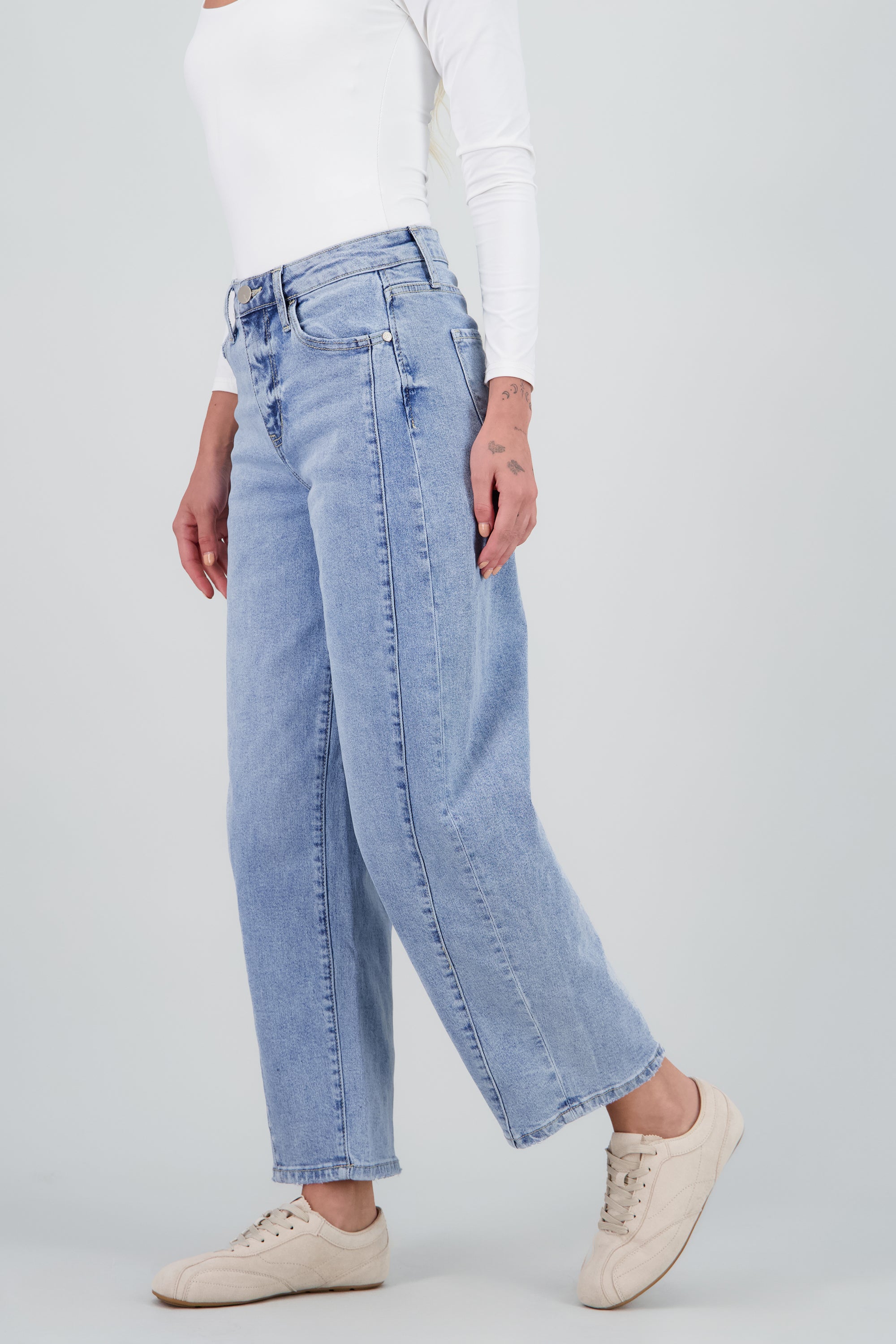 Jeans barrel con cortes LIGHT WASH