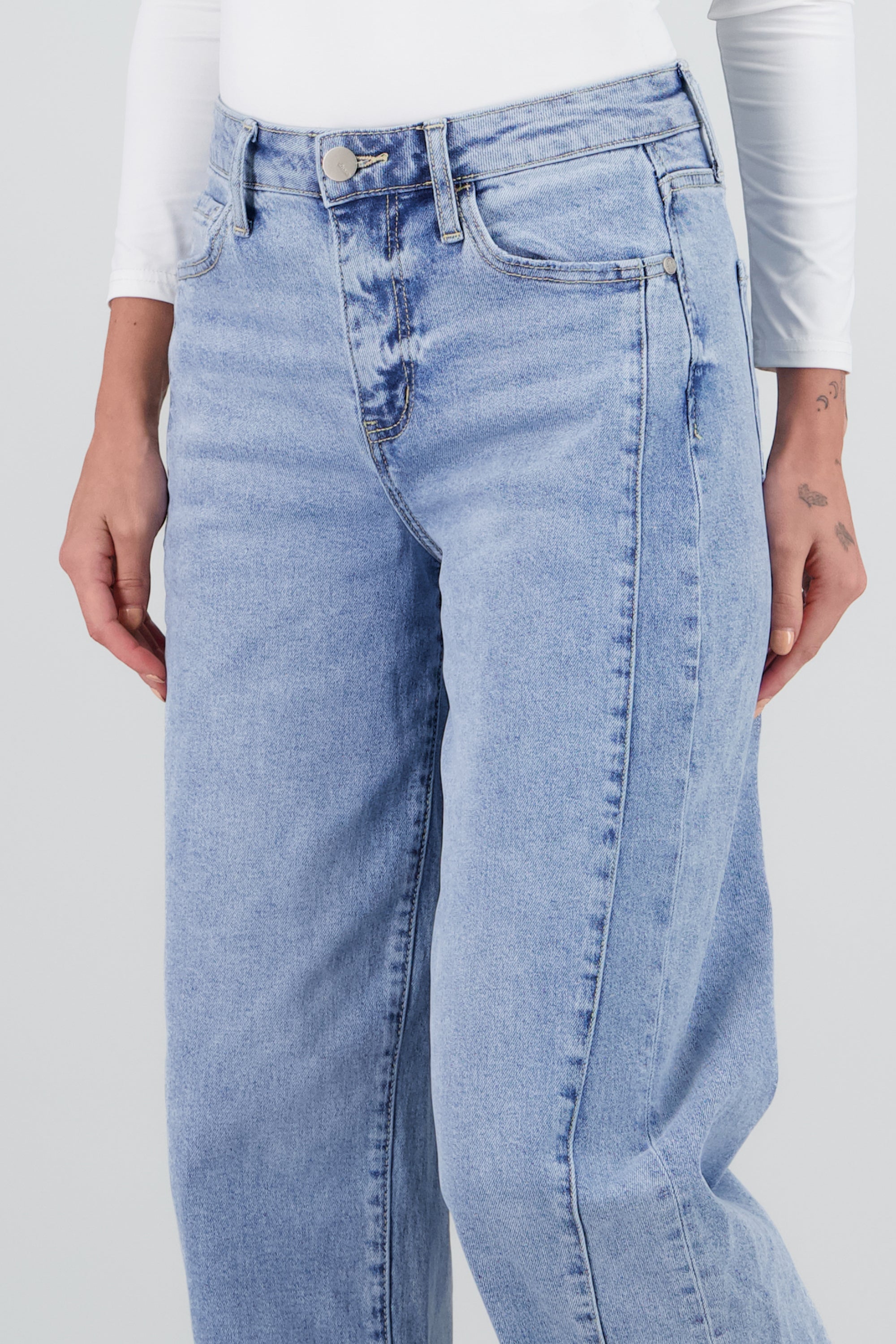 Jeans barrel con cortes LIGHT WASH