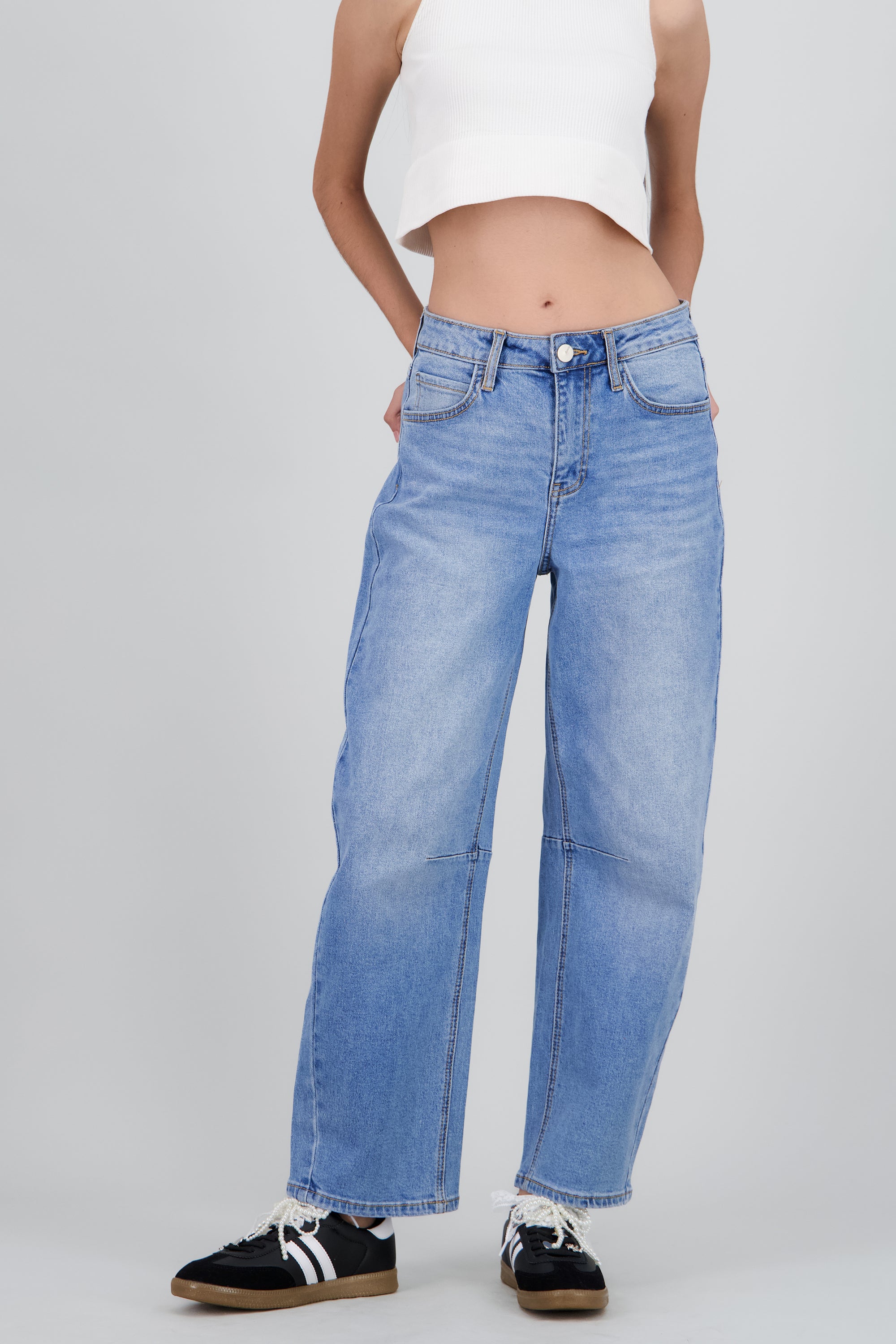Jeans barrel pinzas MEDIUM WASH