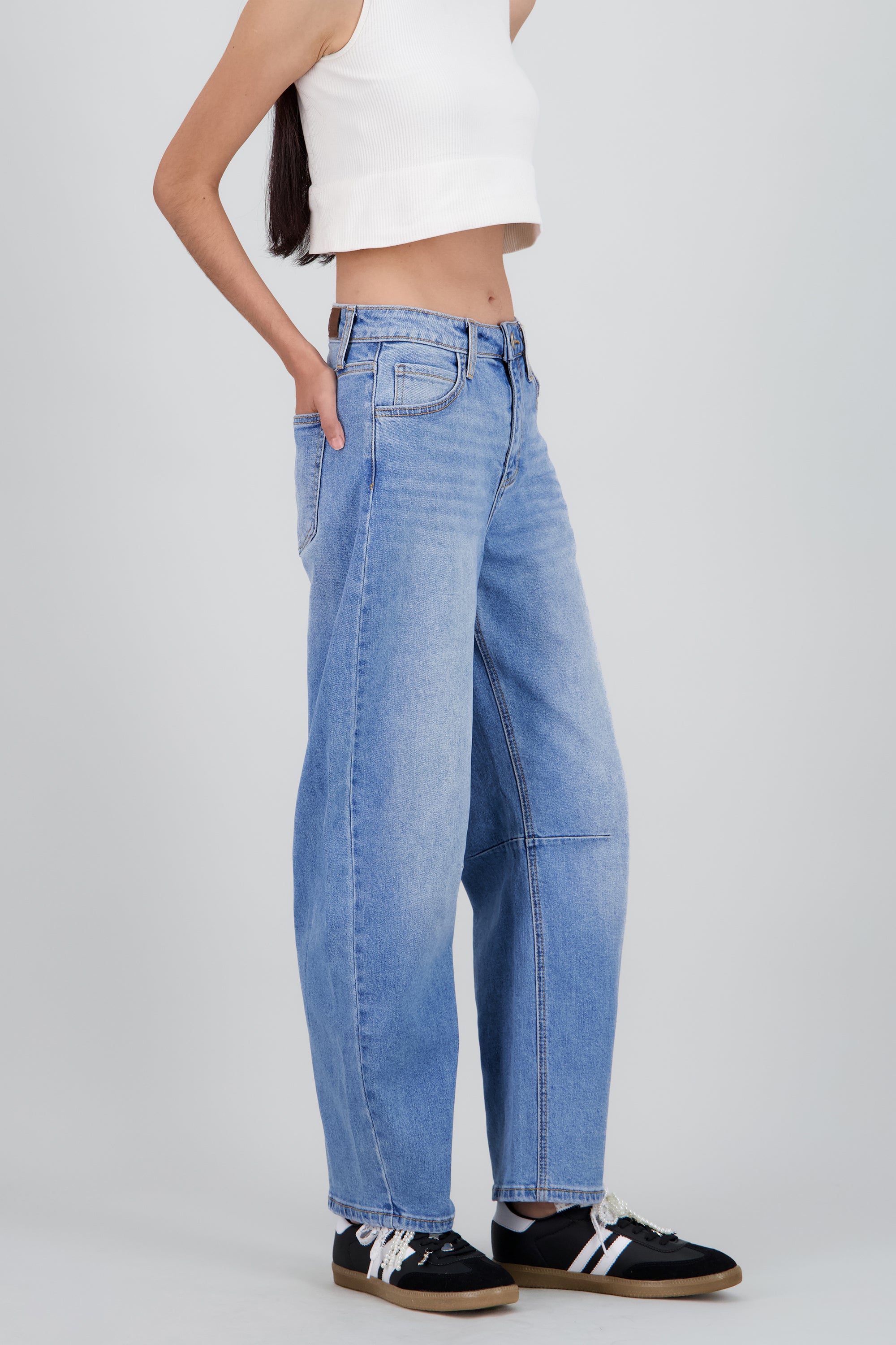 Jeans barrel pinzas MEDIUM WASH