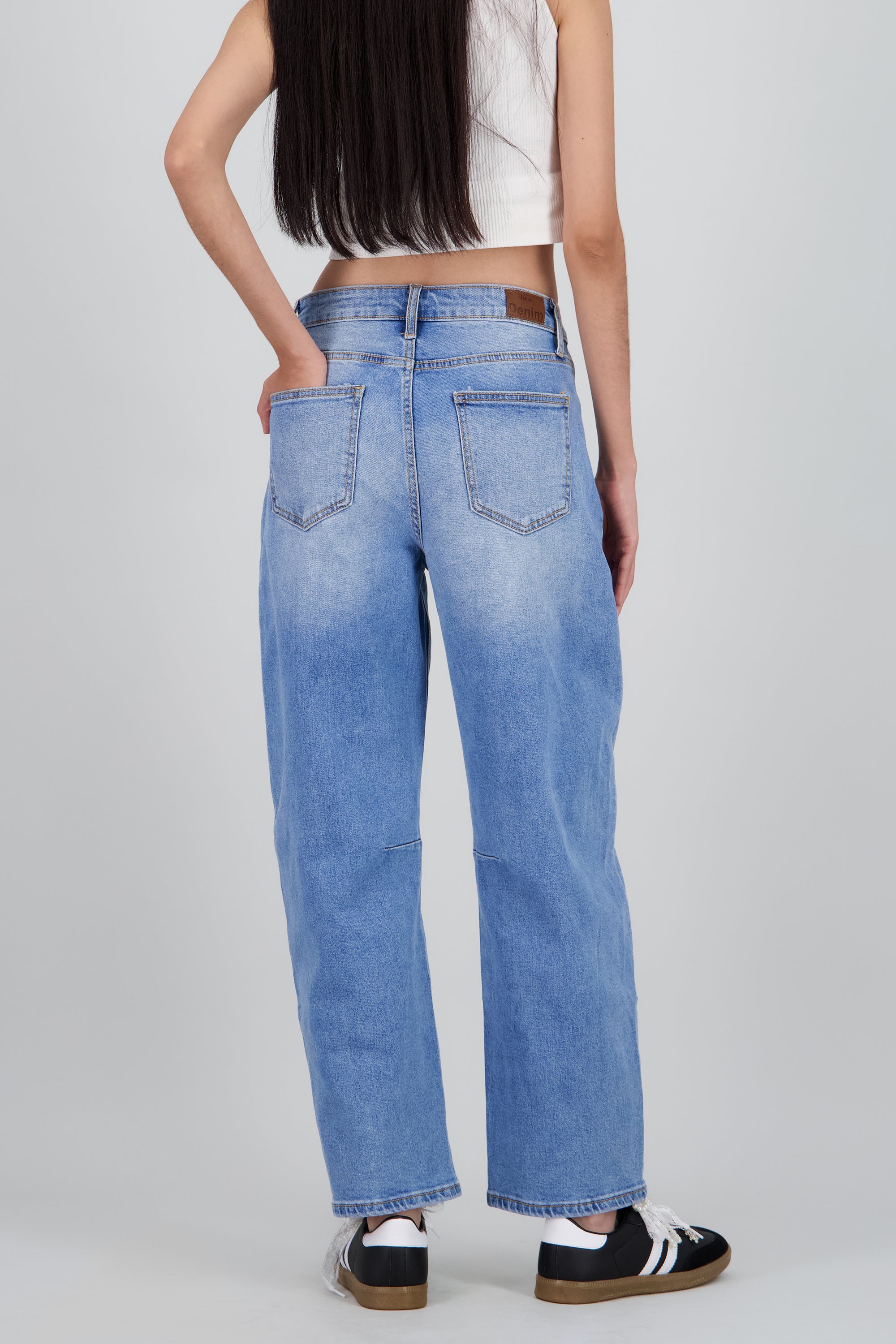 Jeans barrel pinzas MEDIUM WASH
