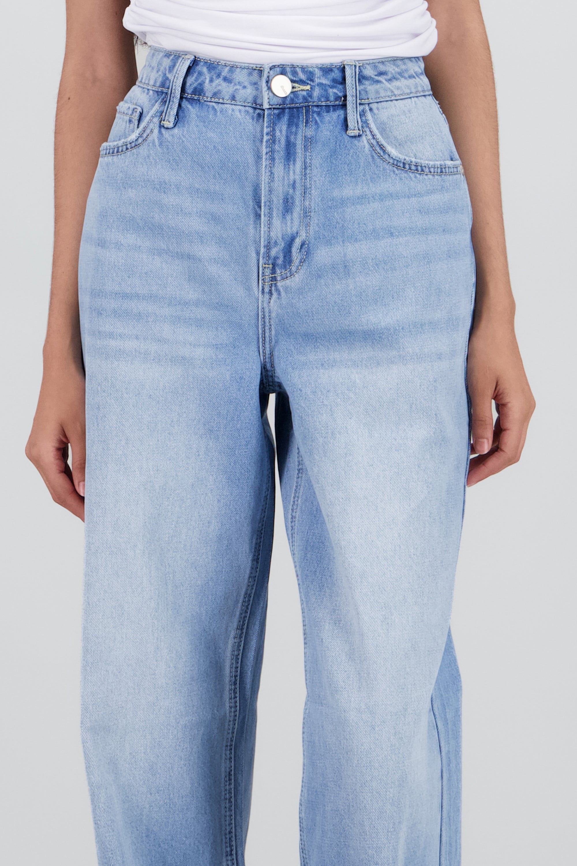 Jeans straight básicos LIGHT WASH
