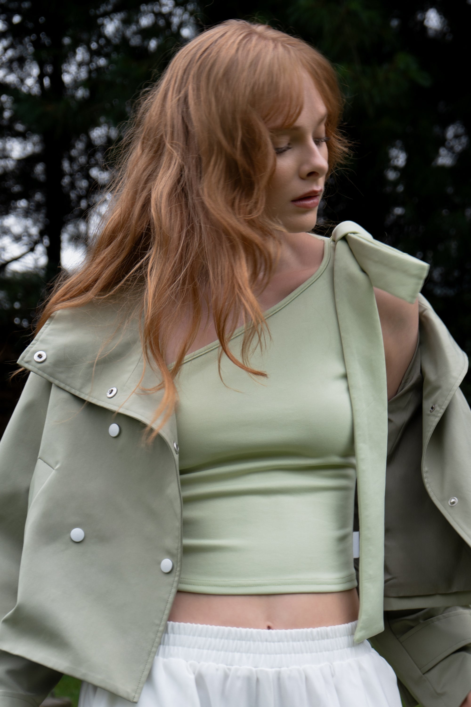 Top asimetrico detalle moño hombro SAGE