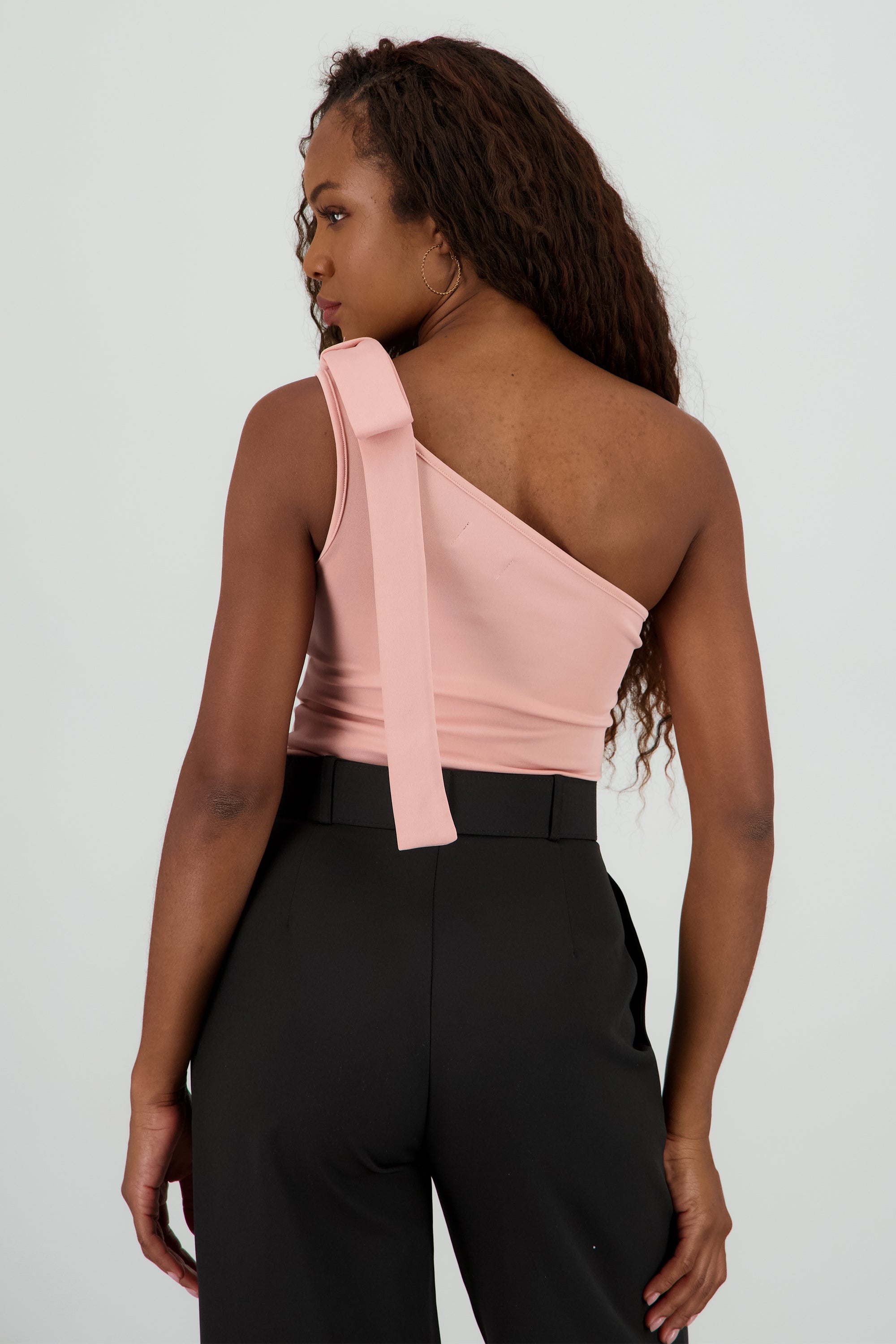 Top asimetrico detalle moño hombro PALO DE ROSA