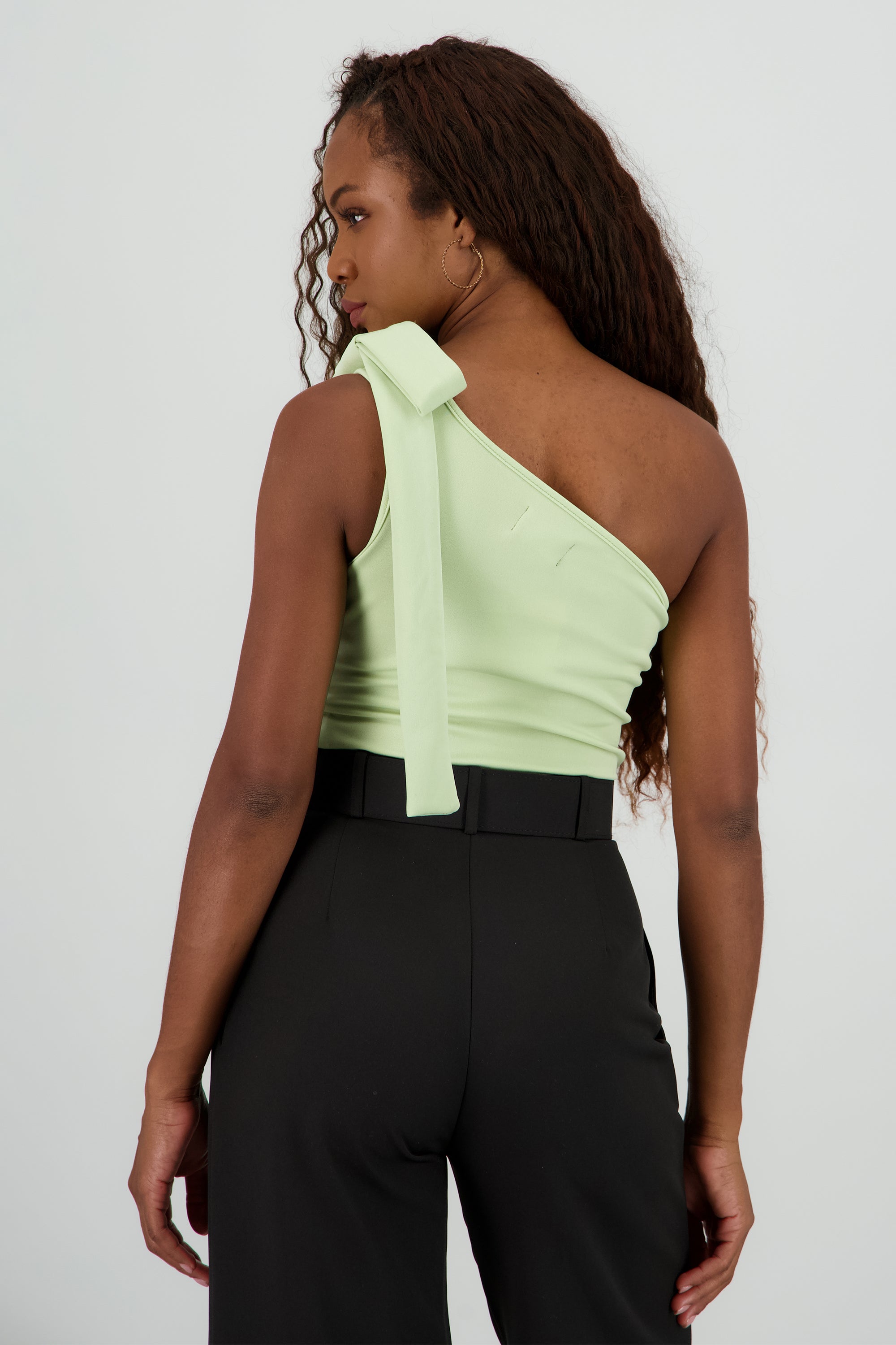 Top asimetrico detalle moño hombro SAGE