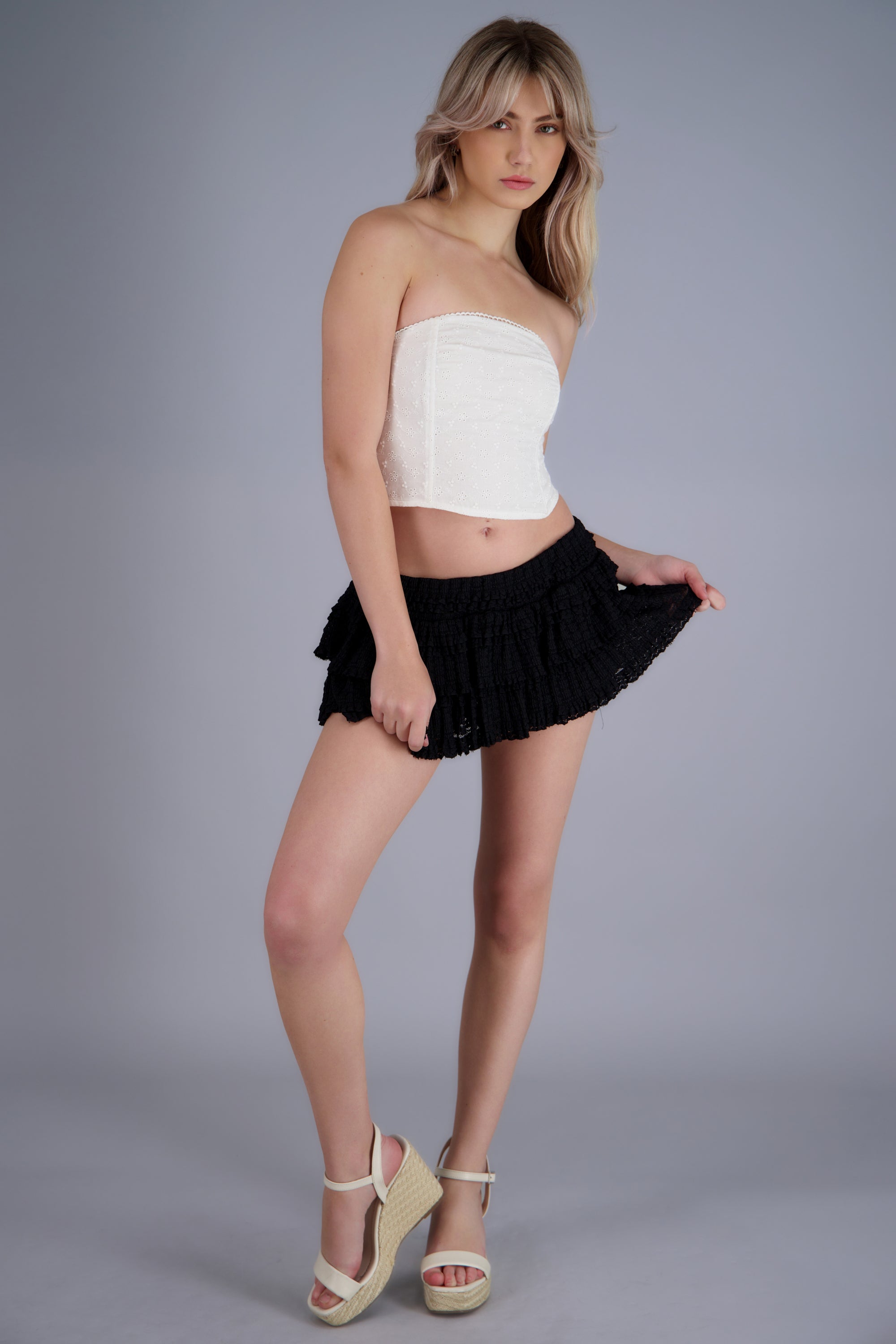 Falda short con encaje olanes NEGRO