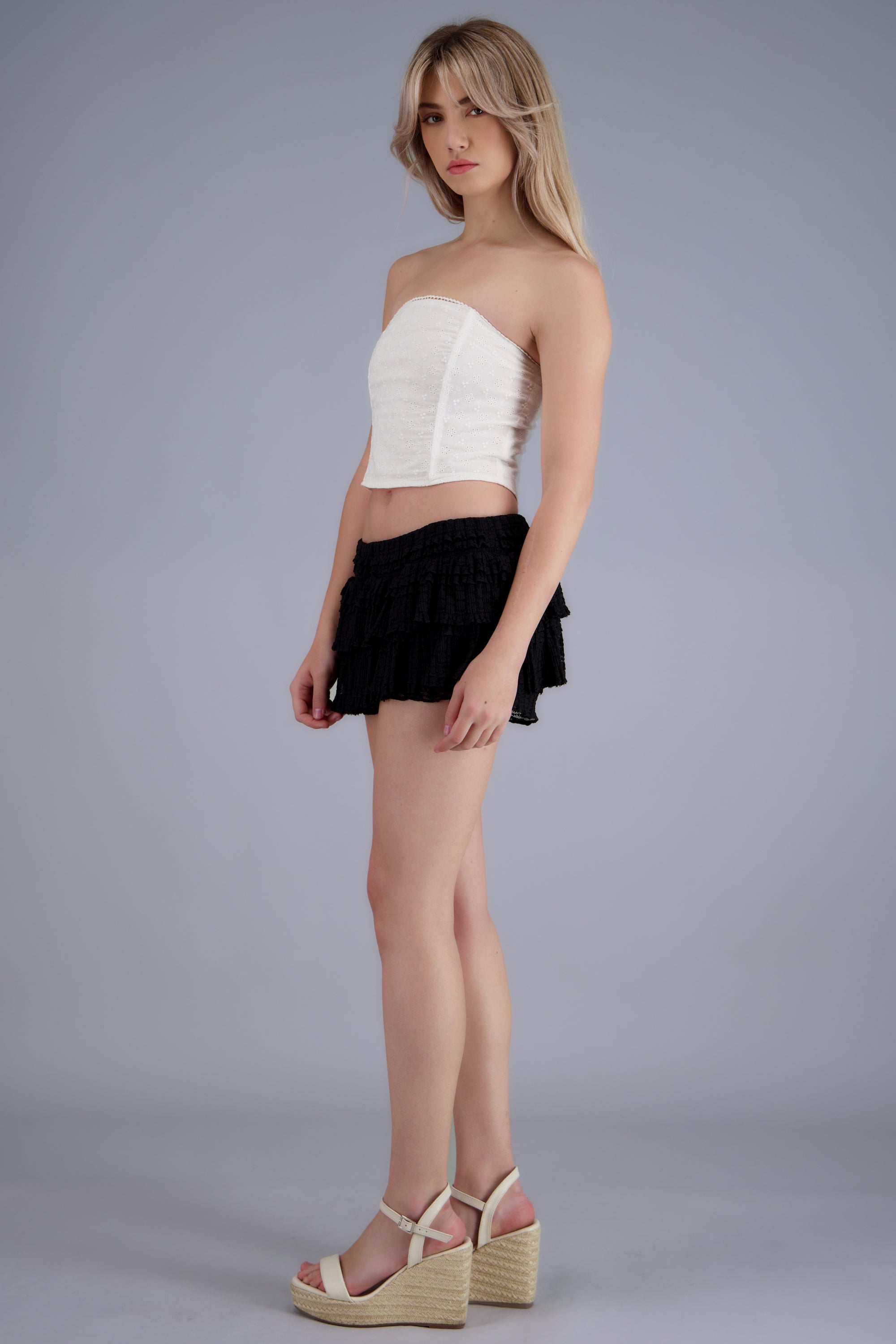 Falda short con encaje olanes NEGRO