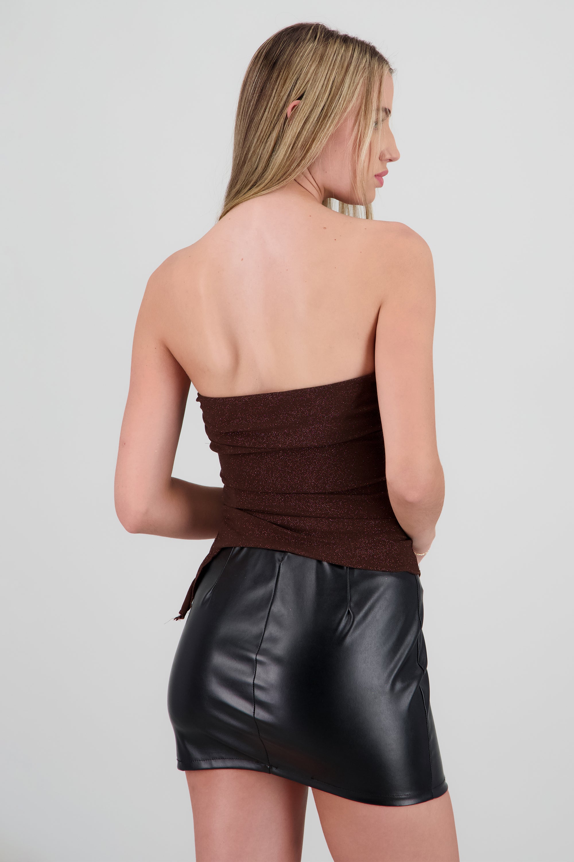 Top bandeau brillos detalle fruncido asimetrico CHOCOLATE