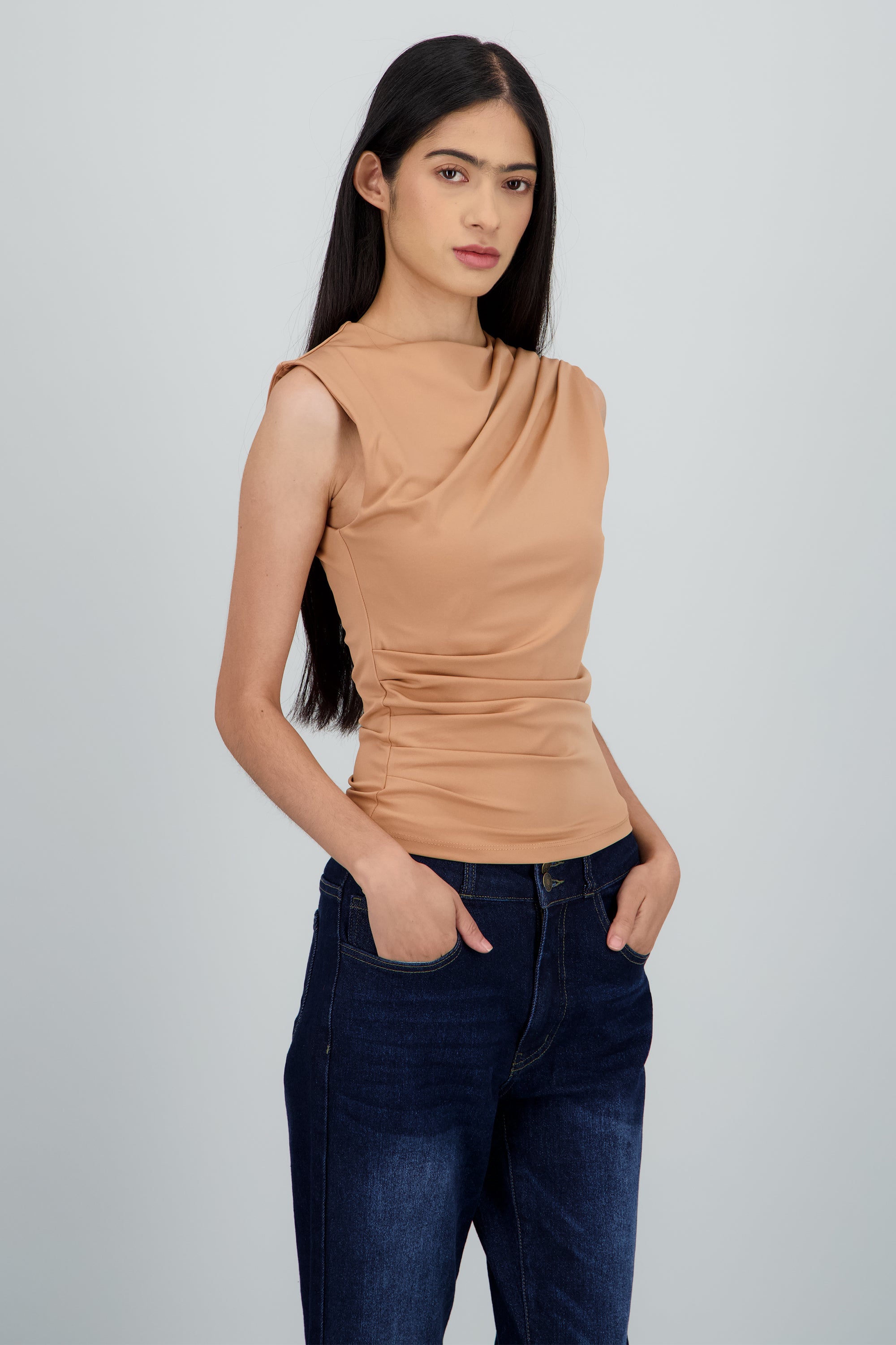 Top detalle drapeado hombro y costado ARENA