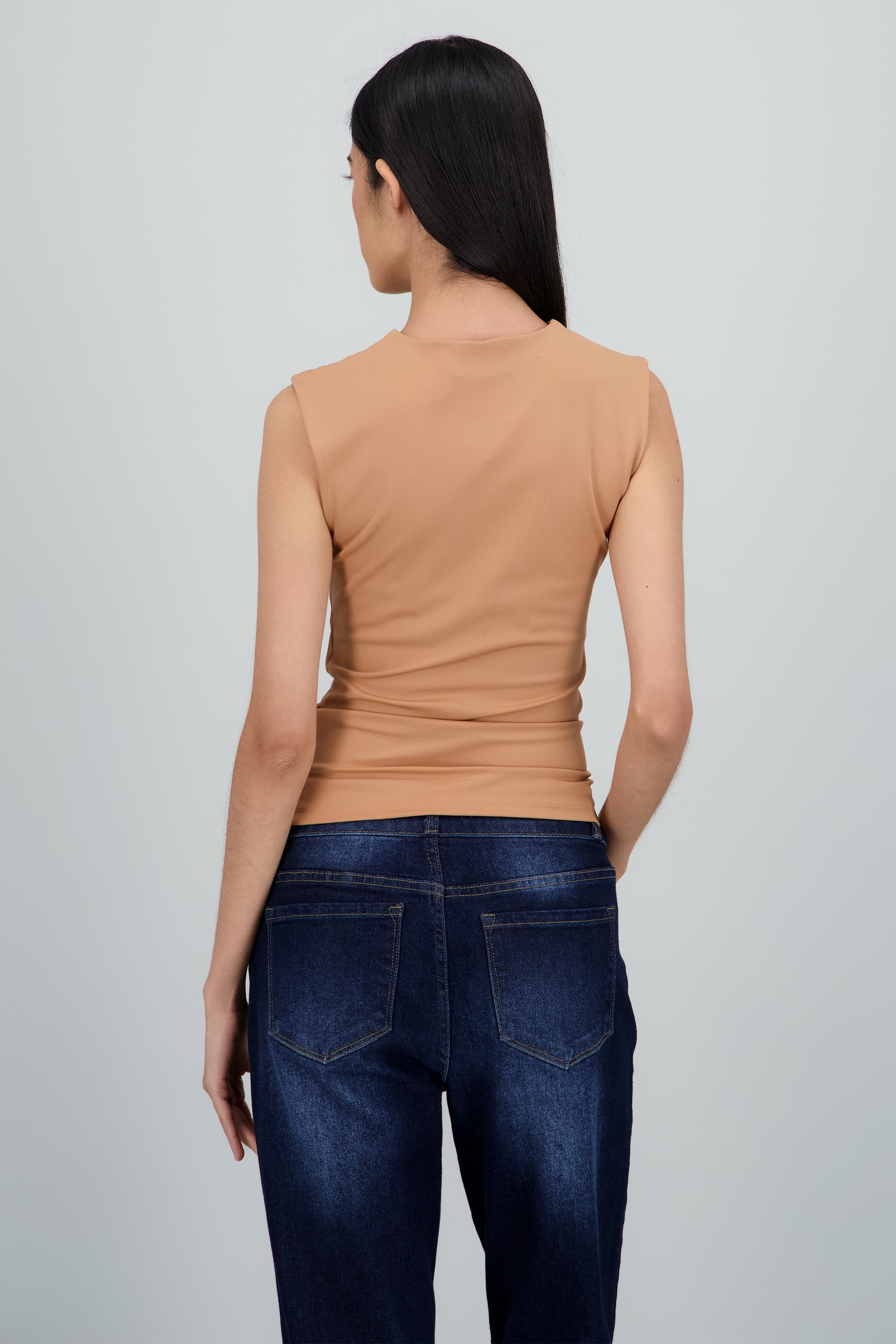 Top detalle drapeado hombro y costado ARENA