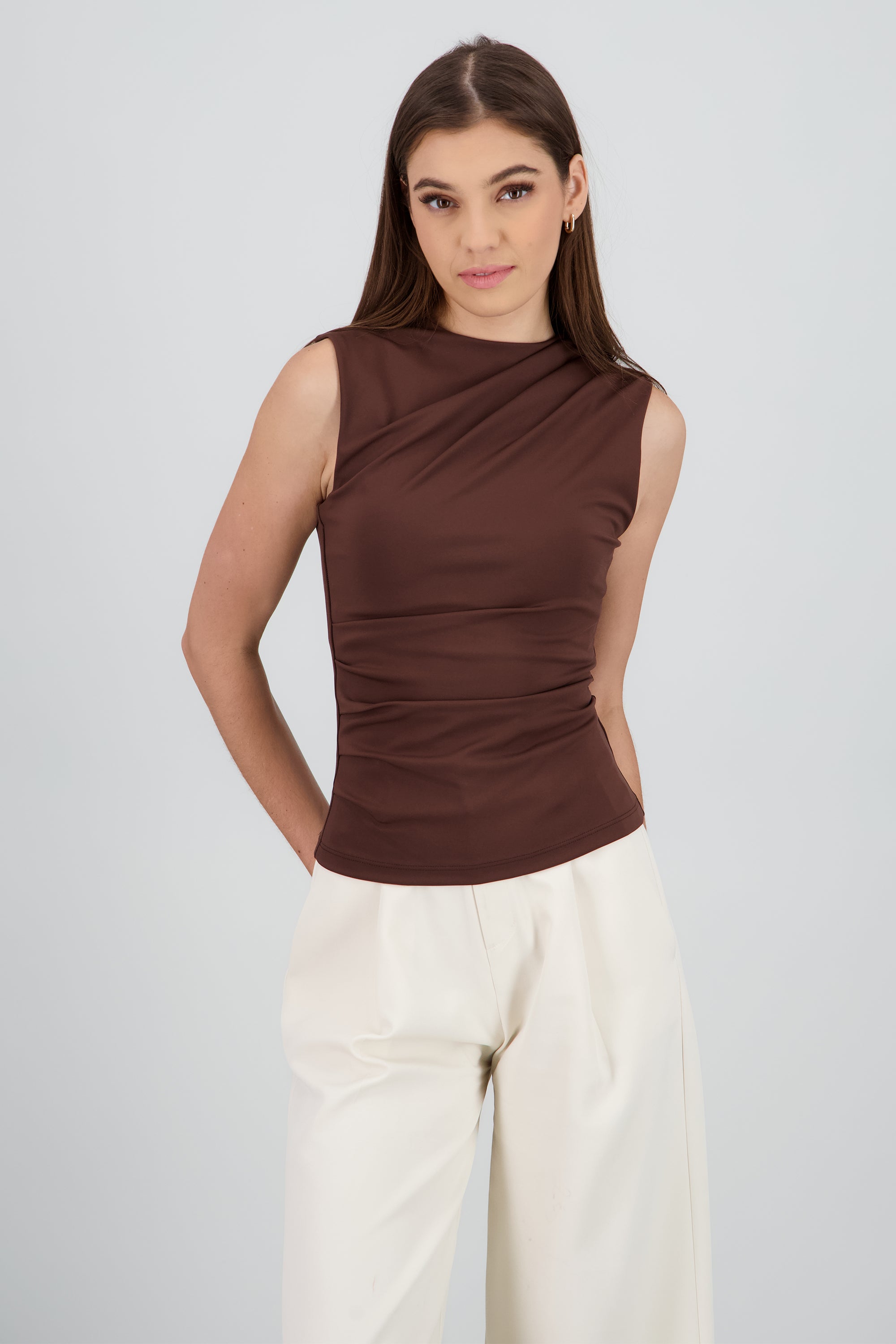 Top detalle drapeado hombro y costado CHOCOLATE
