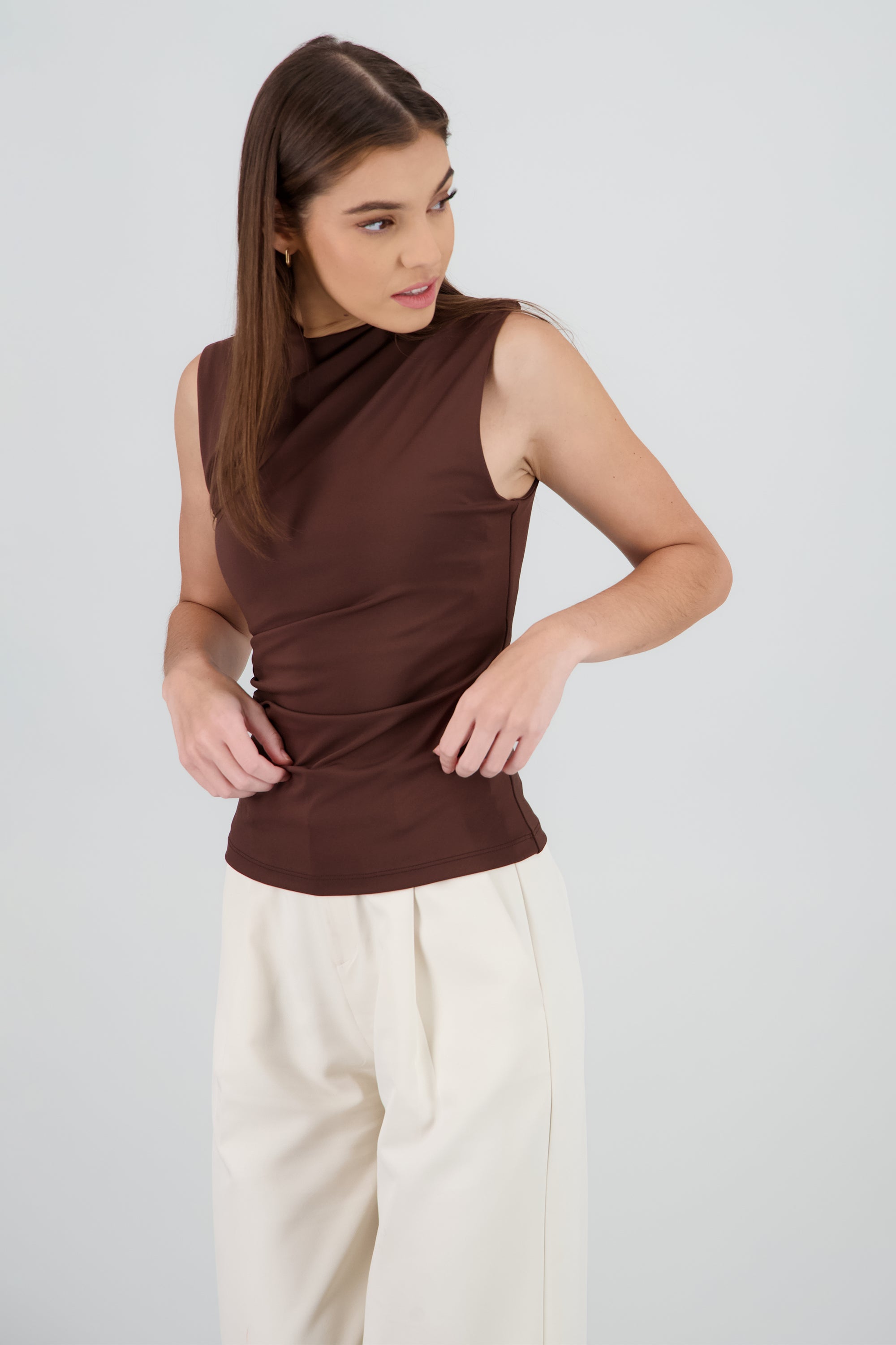 Top detalle drapeado hombro y costado CHOCOLATE