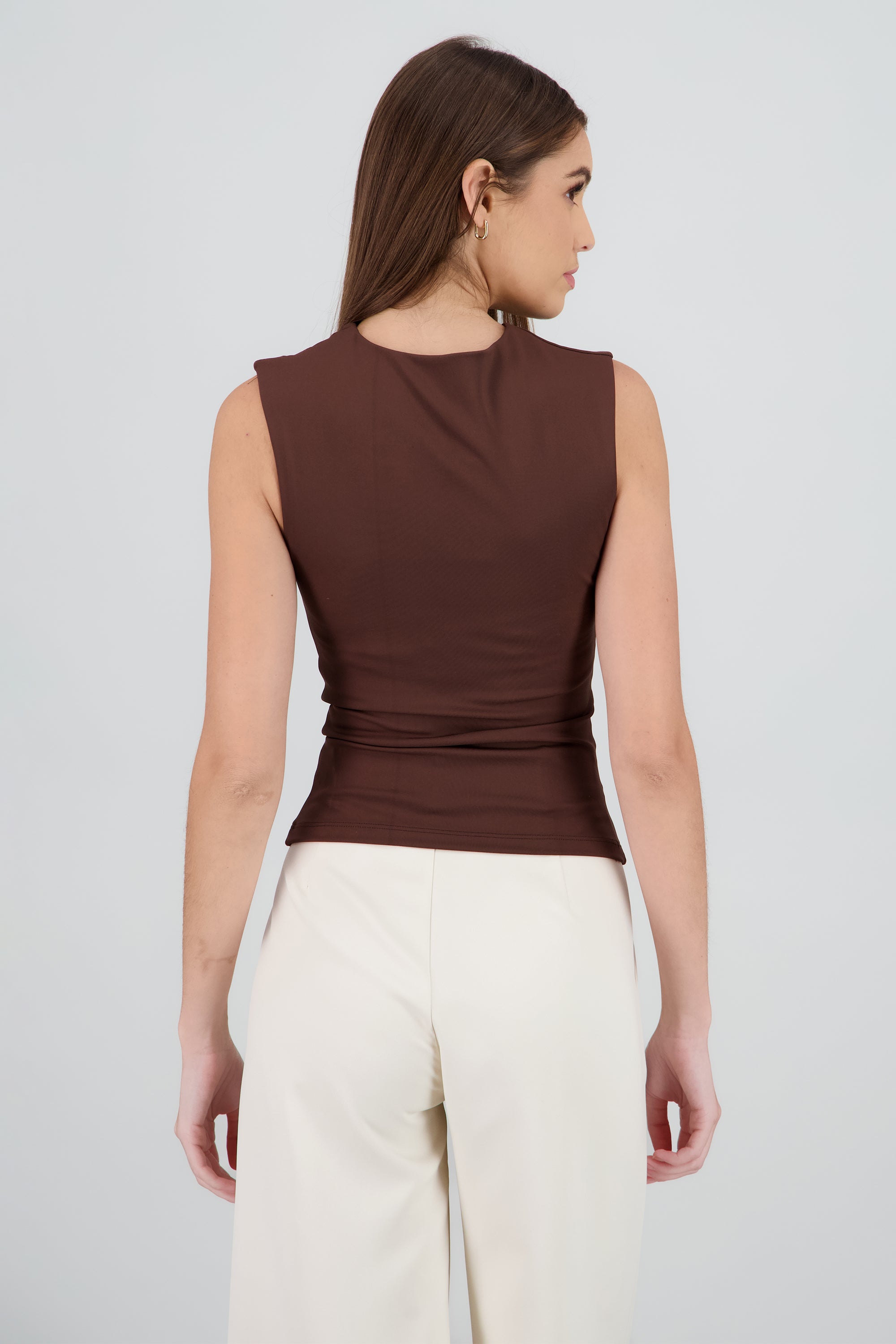 Top detalle drapeado hombro y costado CHOCOLATE