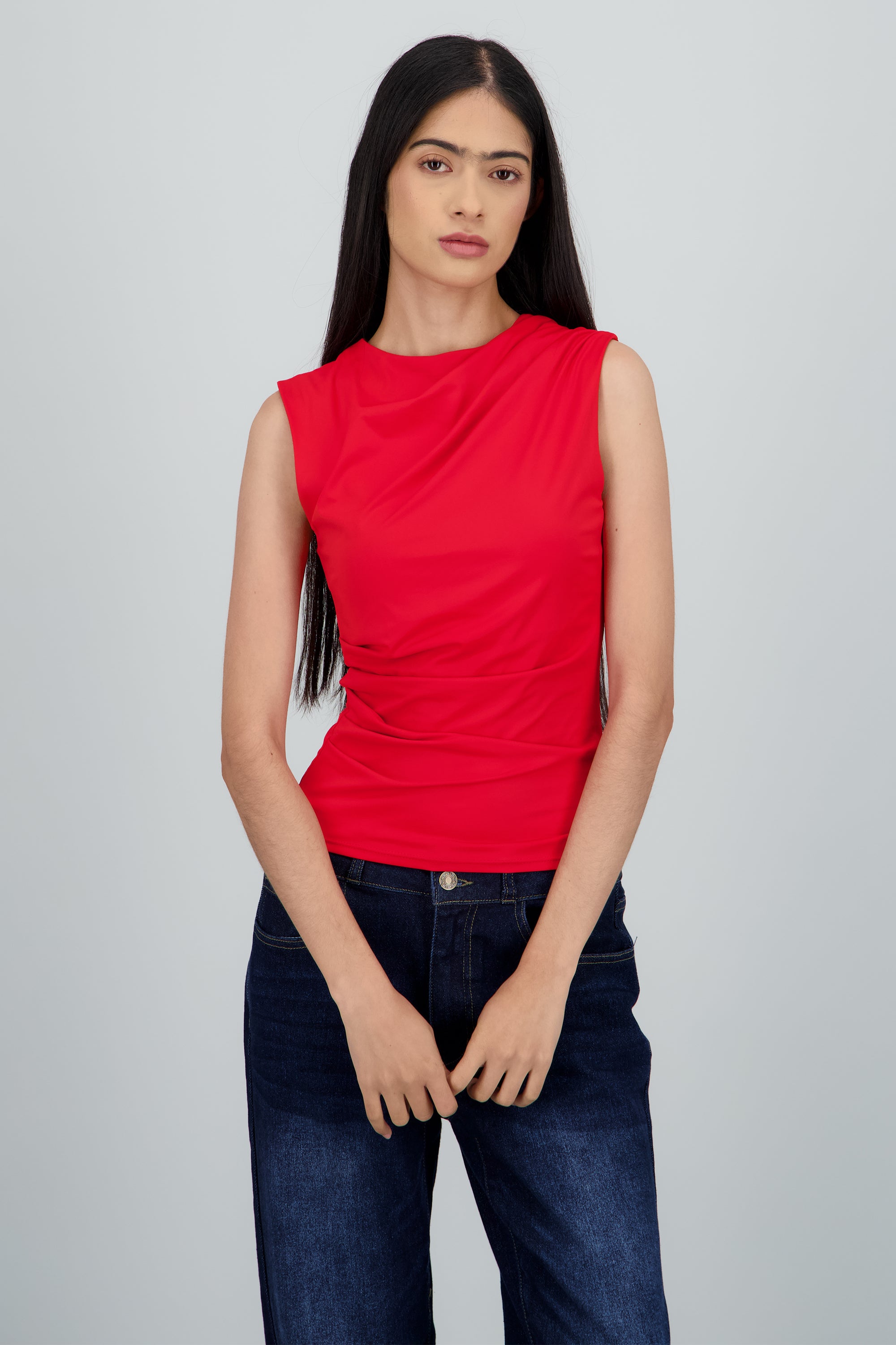 Top detalle drapeado hombro y costado ROJO CEREZA