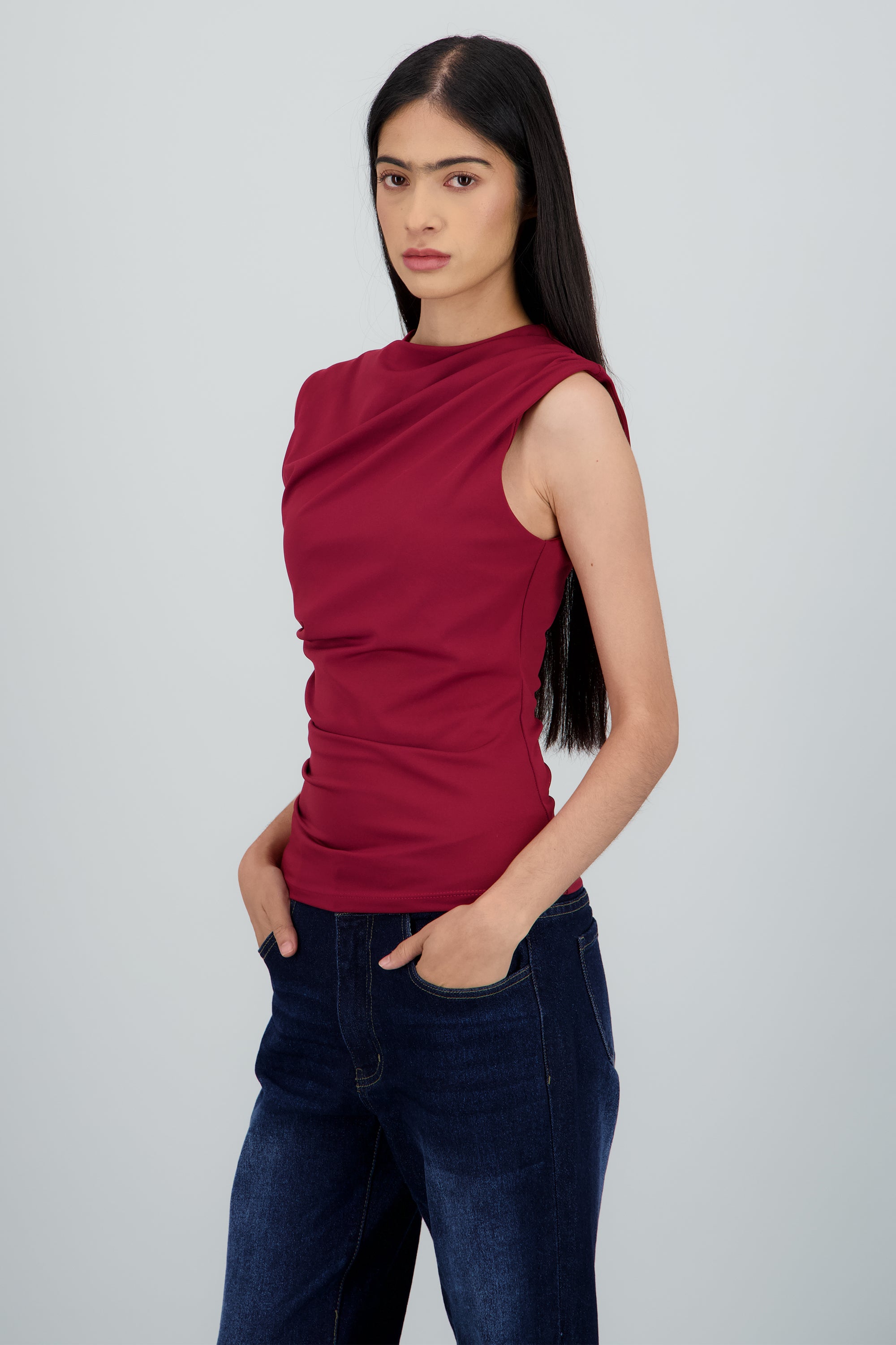 Top detalle drapeado hombro y costado VINO