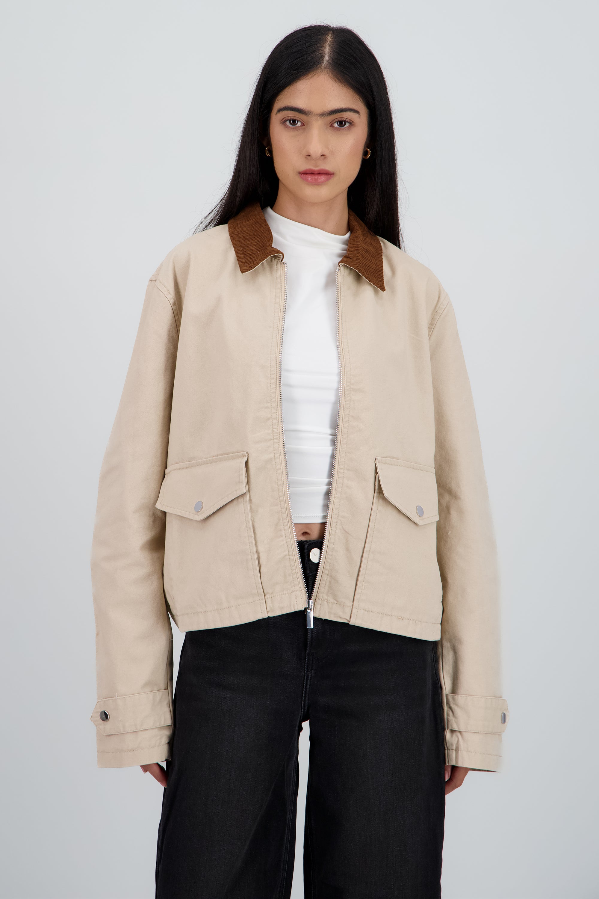 Chamarra con contraste en cuello y bolsas BEIGE