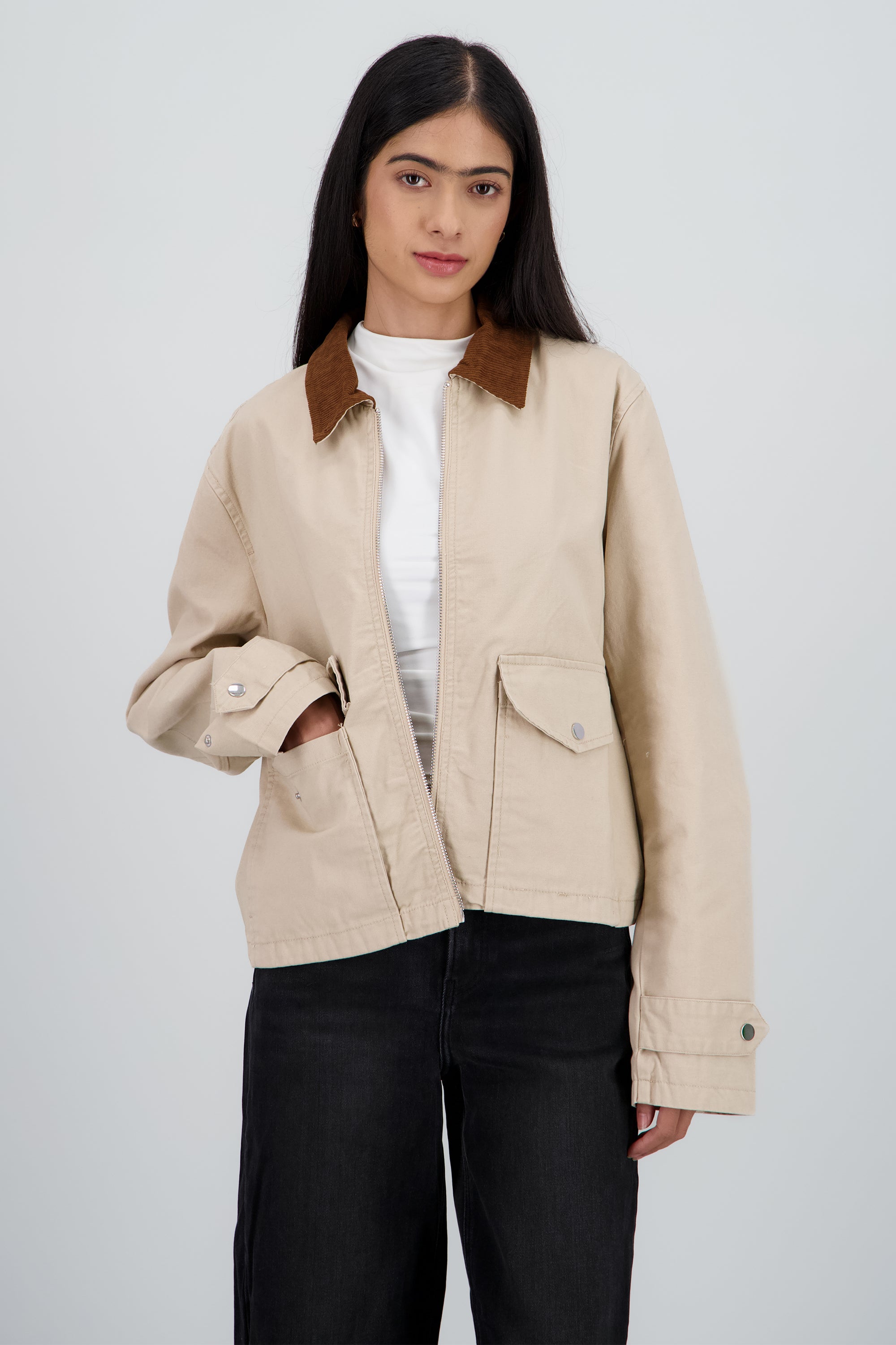 Chamarra con contraste en cuello y bolsas BEIGE