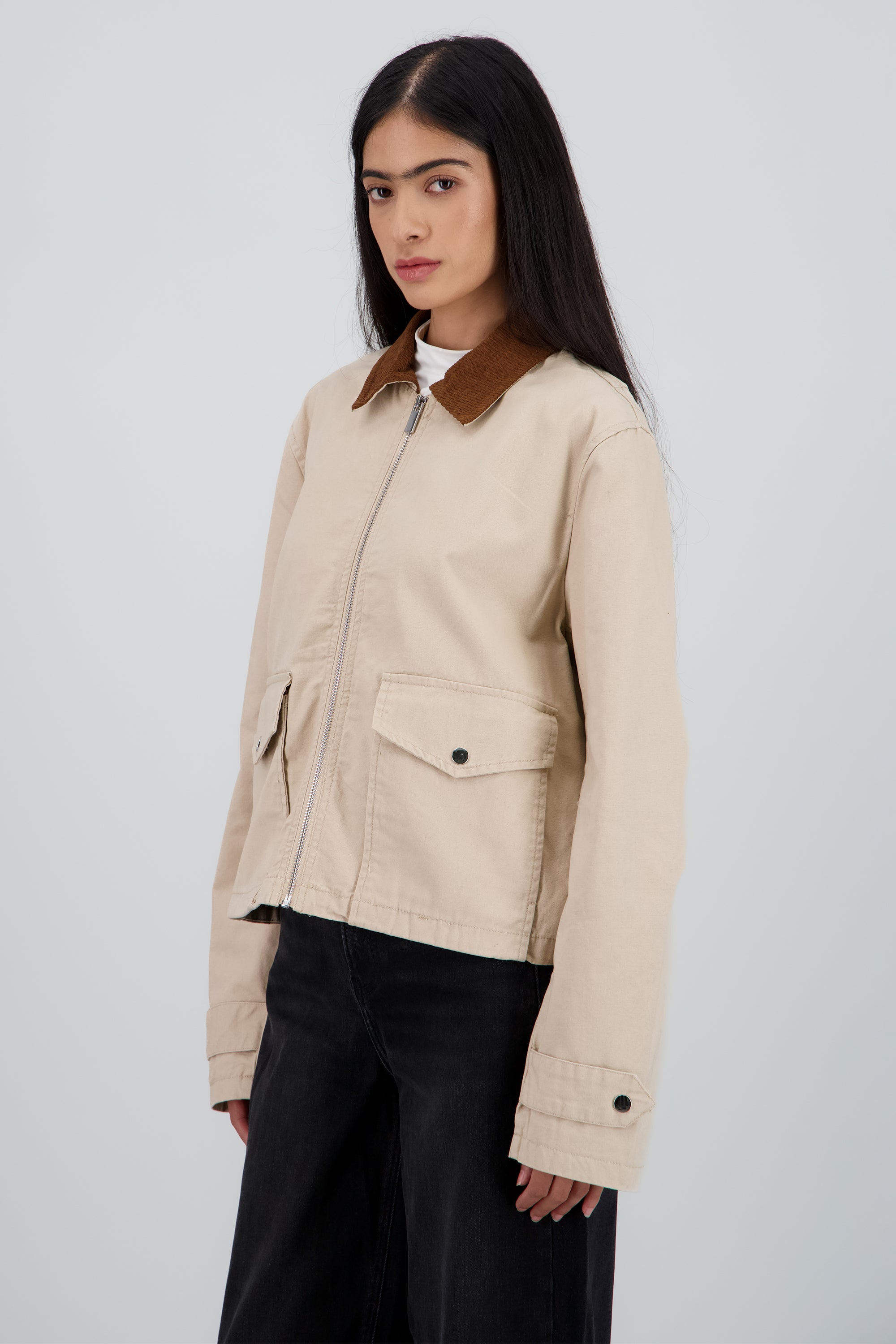 Chamarra con contraste en cuello y bolsas BEIGE